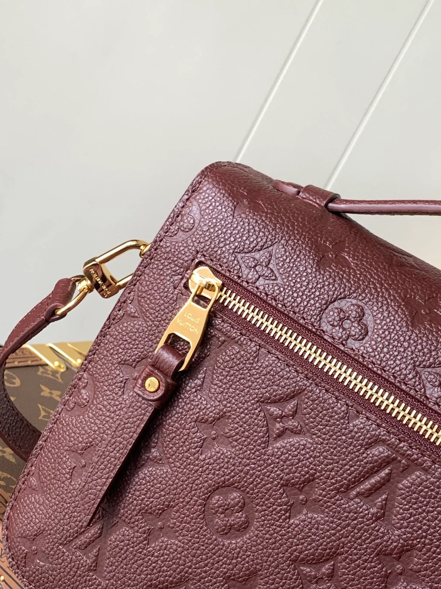 💰1040 (top layer leather) top original order top original order M47142 new version blue M46613 maroon M44881 apricot M41487 black POCHETTE MÉTIS handbag Pochette Métis handbag interprets the classic college backpack with a restrained yet ingenious design. Soft Monogram Empreinte leather creates a compact and flexible structure that hides plenty of space. Detailed features 25 x 19 x 7 cm (Length x Height x Width) Monogram Empreinte embossed soft-grain cowhide / Soft-grain cowhide Soft-grain cowhide trim Textile lining Shoulder strap: Removable, adjustable Strap half-length: 48.0 cm Strap half-length adjustable to: 55.0 cm Handle: Single handle