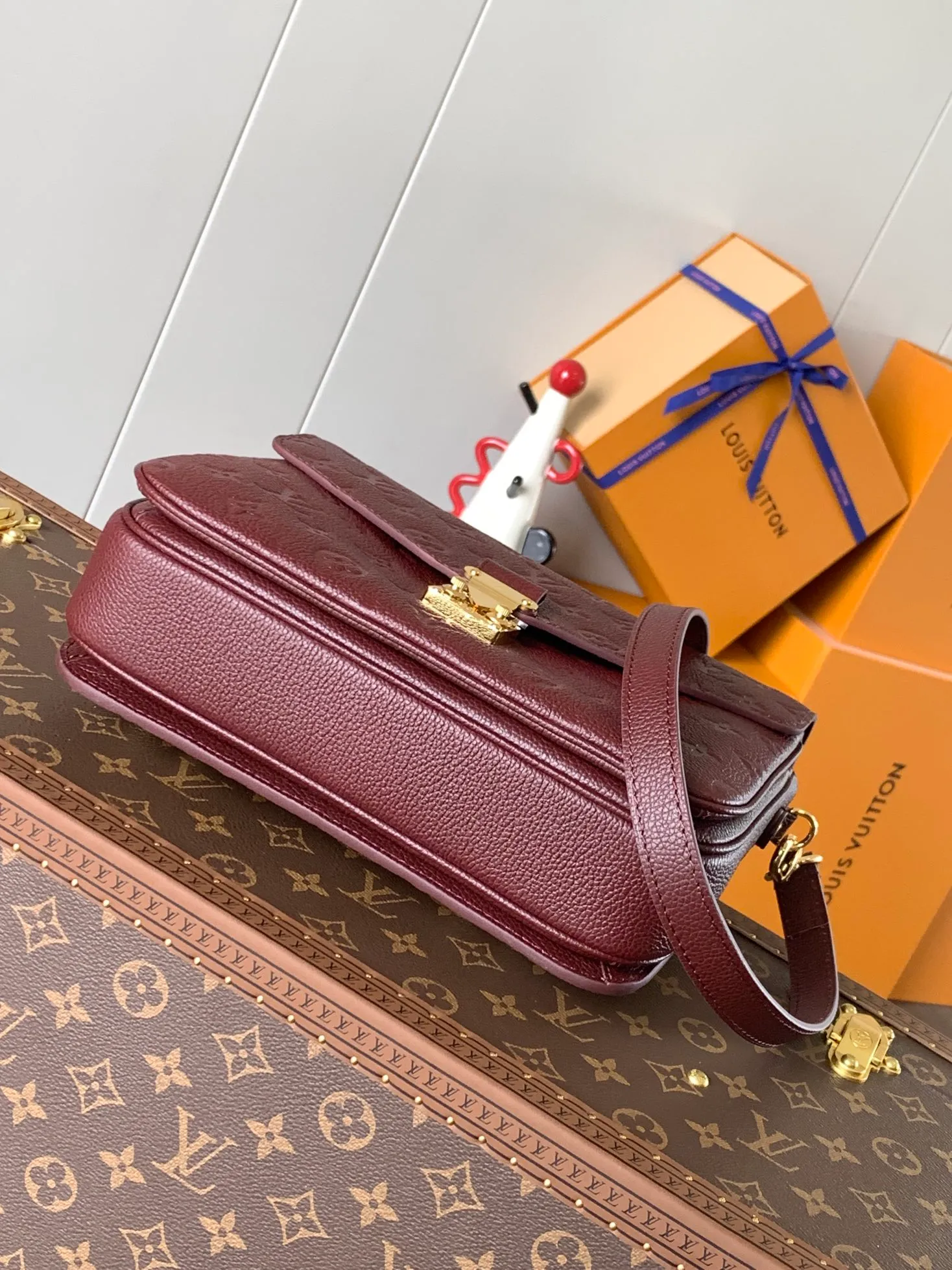 💰1040 (top layer leather) top original order top original order M47142 new version blue M46613 maroon M44881 apricot M41487 black POCHETTE MÉTIS handbag Pochette Métis handbag interprets the classic college backpack with a restrained yet ingenious design. Soft Monogram Empreinte leather creates a compact and flexible structure that hides plenty of space. Detailed features 25 x 19 x 7 cm (Length x Height x Width) Monogram Empreinte embossed soft-grain cowhide / Soft-grain cowhide Soft-grain cowhide trim Textile lining Shoulder strap: Removable, adjustable Strap half-length: 48.0 cm Strap half-length adjustable to: 55.0 cm Handle: Single handle