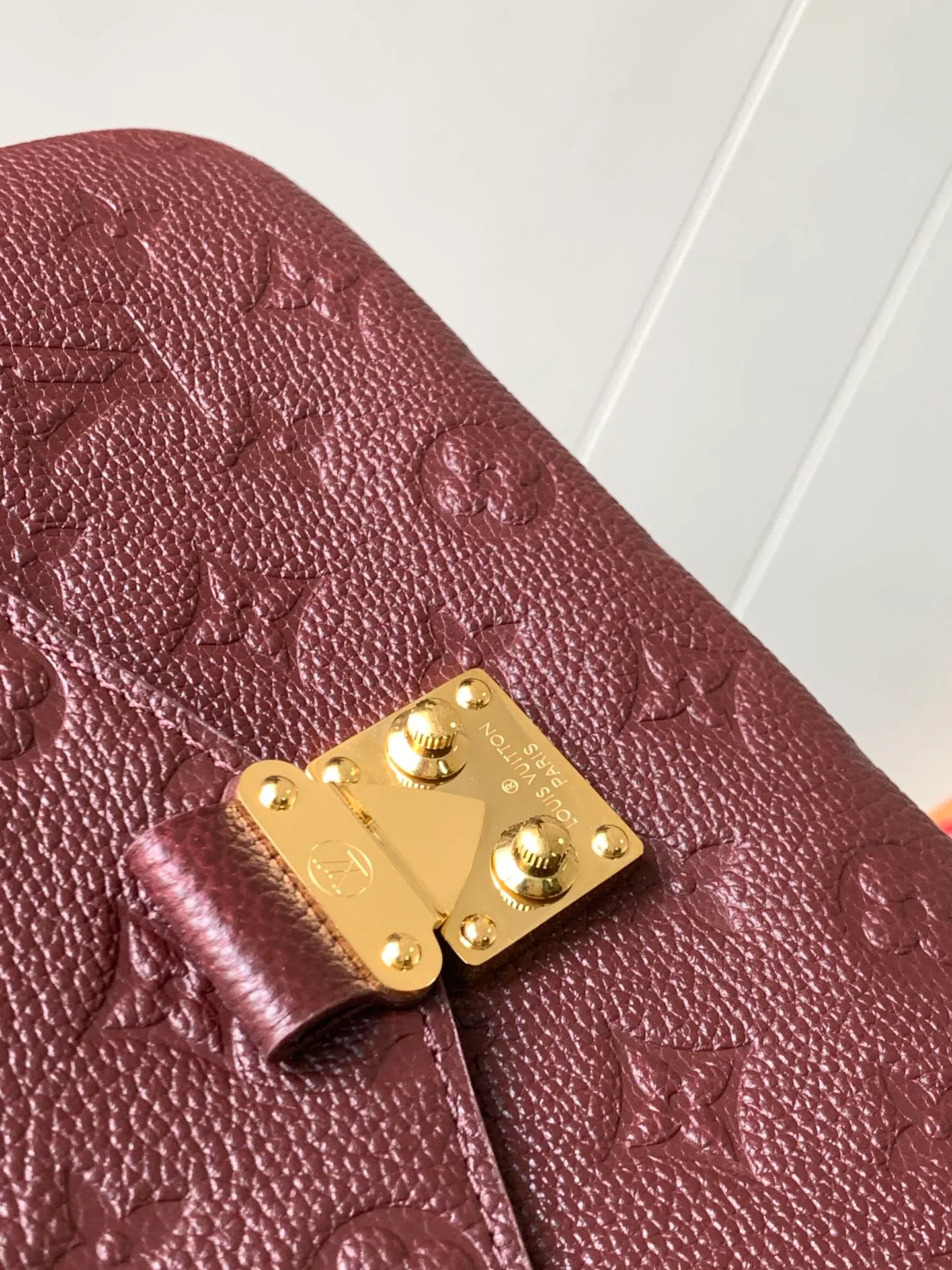 💰1040 (top layer leather) top original order top original order M47142 new version blue M46613 maroon M44881 apricot M41487 black POCHETTE MÉTIS handbag Pochette Métis handbag interprets the classic college backpack with a restrained yet ingenious design. Soft Monogram Empreinte leather creates a compact and flexible structure that hides plenty of space. Detailed features 25 x 19 x 7 cm (Length x Height x Width) Monogram Empreinte embossed soft-grain cowhide / Soft-grain cowhide Soft-grain cowhide trim Textile lining Shoulder strap: Removable, adjustable Strap half-length: 48.0 cm Strap half-length adjustable to: 55.0 cm Handle: Single handle