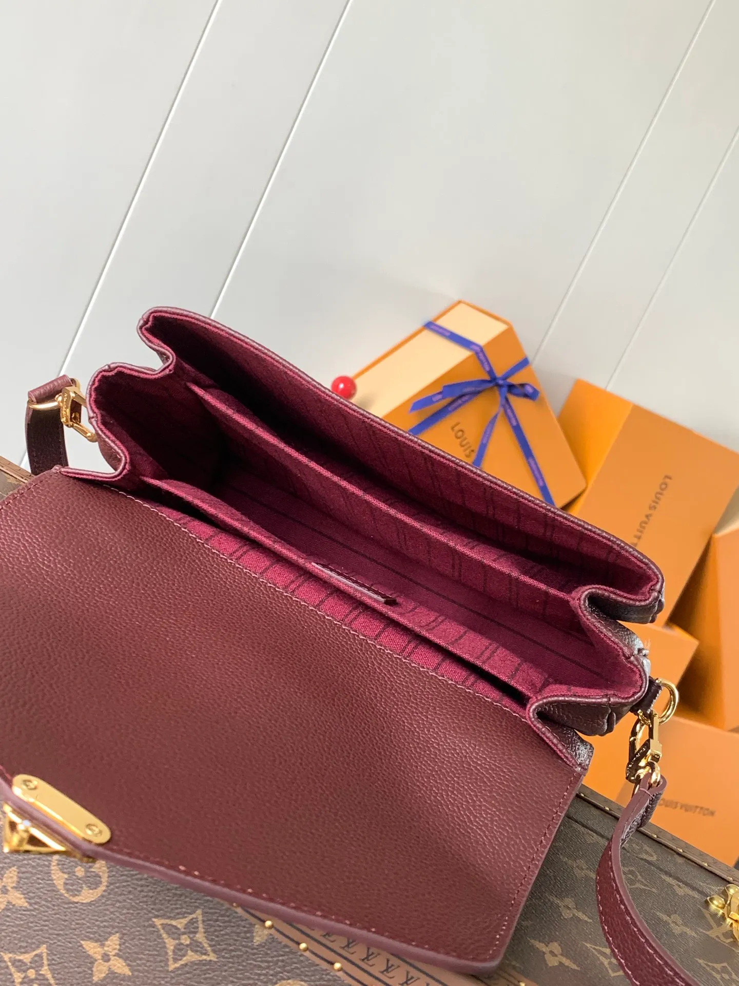 💰1040 (top layer leather) top original order top original order M47142 new version blue M46613 maroon M44881 apricot M41487 black POCHETTE MÉTIS handbag Pochette Métis handbag interprets the classic college backpack with a restrained yet ingenious design. Soft Monogram Empreinte leather creates a compact and flexible structure that hides plenty of space. Detailed features 25 x 19 x 7 cm (Length x Height x Width) Monogram Empreinte embossed soft-grain cowhide / Soft-grain cowhide Soft-grain cowhide trim Textile lining Shoulder strap: Removable, adjustable Strap half-length: 48.0 cm Strap half-length adjustable to: 55.0 cm Handle: Single handle