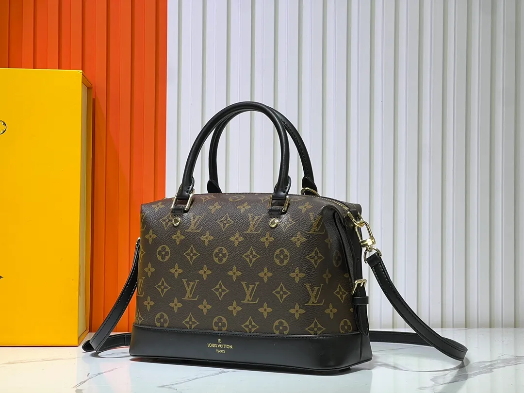 Batch 440💰Exclusive real shot-upgraded version ‼ ️LV presbyopic leather hand-held crossbody bag, model M68169, with long shoulder strap, 2025 new fashion women's bag shoulder bag presbyopic leather shoulder strap genuine leather handbag, large capacity [strong] size: 28x20x11.5