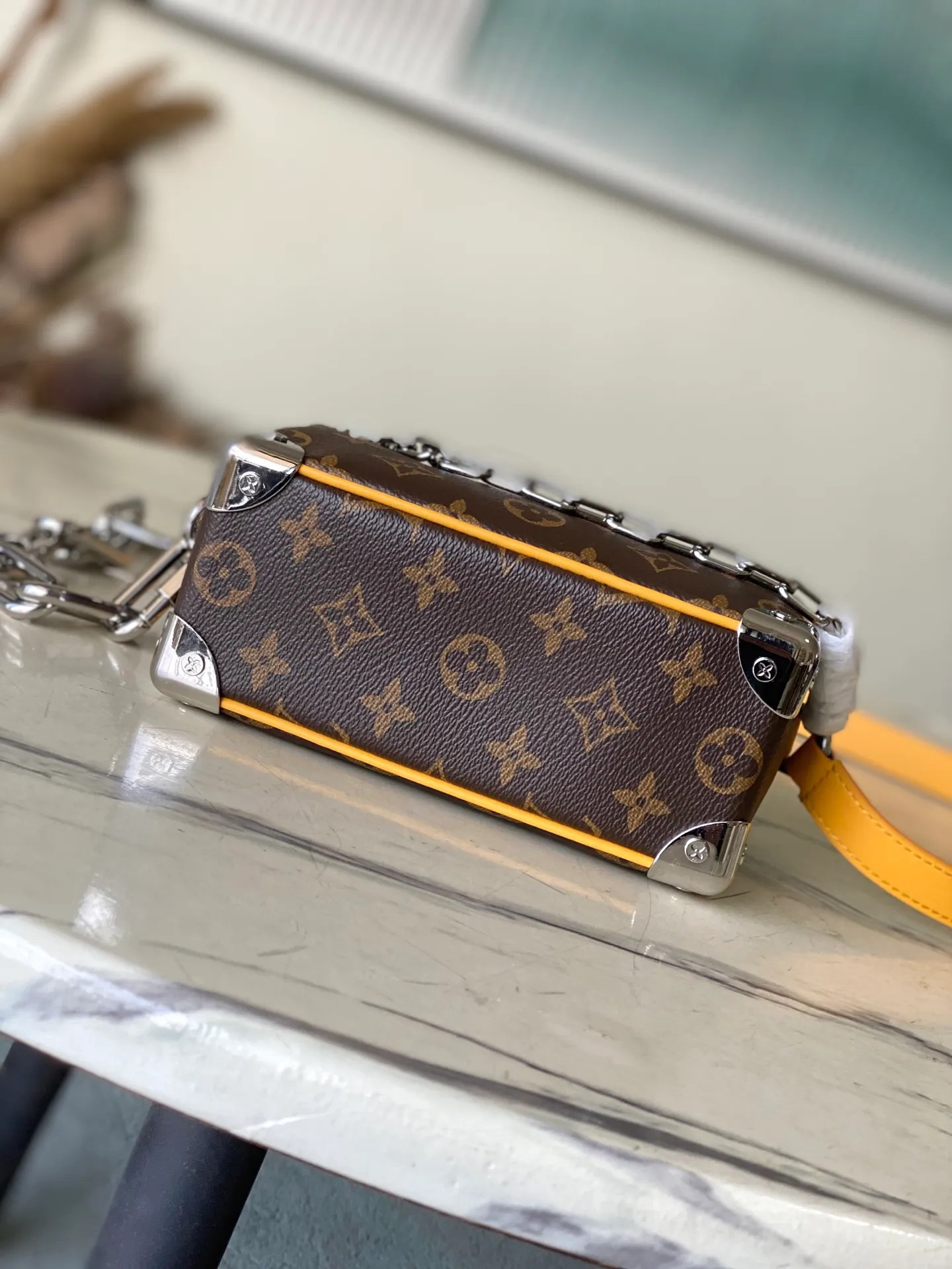 💰940 (Steel Hardware) Top Original Order M12767 This Mini Soft Trunk handbag is made of Monogram Macassar canvas with metal parts, and bright colors are used for the edges of the trim and front pocket zipper, cleverly striking a balance between creativity and heritage. A striped fabric lining and interior patch pockets add to the refined details. Dimensions: 18.5 × 13 × 8 cm