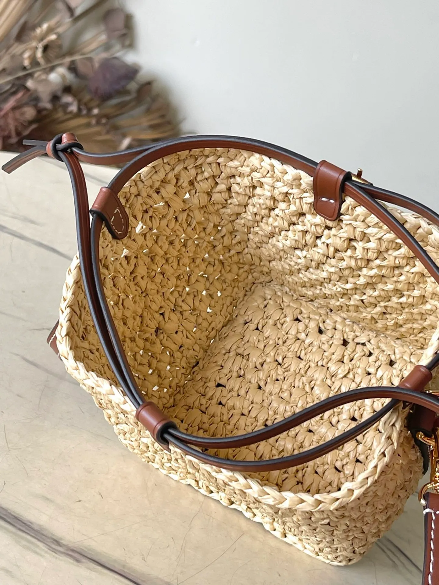 💰1000 Top Original Order M83521 This NoePurse handbag is made of crocheted raffia with leather trim, and the drawstring design derived from the Noe handbag is used to gather the delicate structure. The shoulder straps and patches are detachable, allowing for a variety of carrying options and styling options. Dimensions: 11.5 × 12 × 11.5 cm