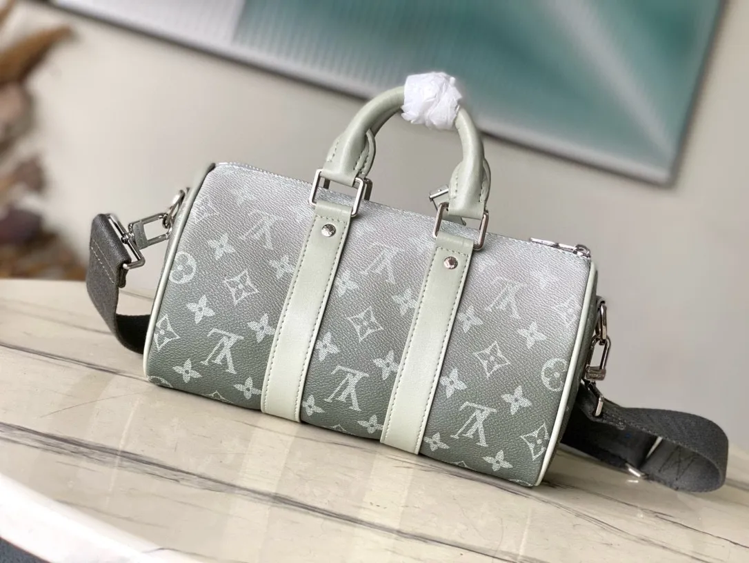 💰940 Top Original M11591 This Keepal Bandouliere handbag is made of Monogram Gradient coated canvas, cleverly depicting the gradual dissipation of the full-hat Monogram pattern. Top handles, side straps and nameplates complete the details, and the detachable and adjustable shoulder strap allows for shoulder or cross-body wear. Dimensions: 25 × 15 × 11 cm