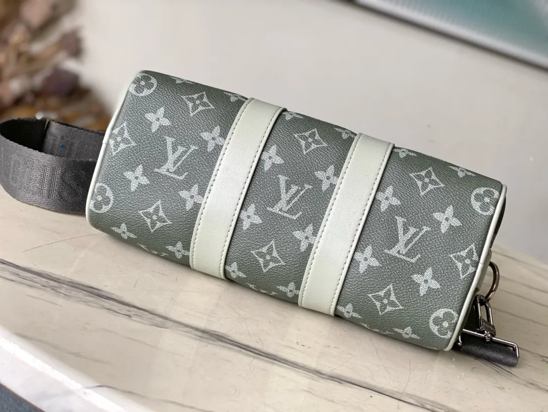 💰940 Top Original M11591 This Keepal Bandouliere handbag is made of Monogram Gradient coated canvas, cleverly depicting the gradual dissipation of the full-hat Monogram pattern. Top handles, side straps and nameplates complete the details, and the detachable and adjustable shoulder strap allows for shoulder or cross-body wear. Dimensions: 25 × 15 × 11 cm