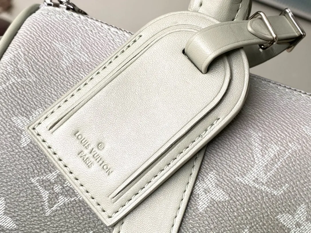 💰940 Top Original M11591 This Keepal Bandouliere handbag is made of Monogram Gradient coated canvas, cleverly depicting the gradual dissipation of the full-hat Monogram pattern. Top handles, side straps and nameplates complete the details, and the detachable and adjustable shoulder strap allows for shoulder or cross-body wear. Dimensions: 25 × 15 × 11 cm
