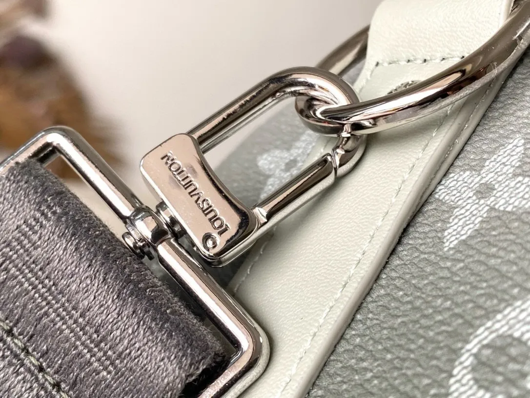 💰940 Top Original M11591 This Keepal Bandouliere handbag is made of Monogram Gradient coated canvas, cleverly depicting the gradual dissipation of the full-hat Monogram pattern. Top handles, side straps and nameplates complete the details, and the detachable and adjustable shoulder strap allows for shoulder or cross-body wear. Dimensions: 25 × 15 × 11 cm