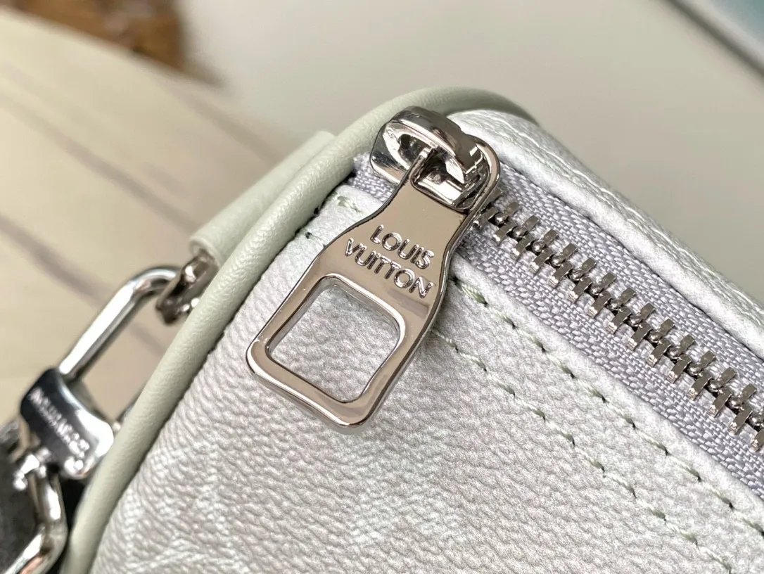 💰940 Top Original M11591 This Keepal Bandouliere handbag is made of Monogram Gradient coated canvas, cleverly depicting the gradual dissipation of the full-hat Monogram pattern. Top handles, side straps and nameplates complete the details, and the detachable and adjustable shoulder strap allows for shoulder or cross-body wear. Dimensions: 25 × 15 × 11 cm