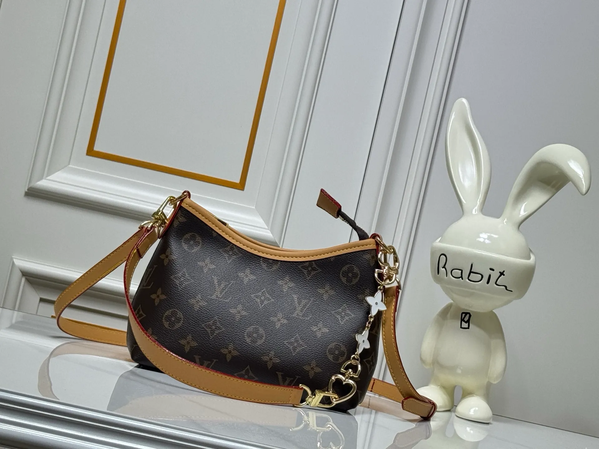 Batch 260💰Upgraded original M13689. This Speedy Bandoulière handbag condenses the brand's traditional Speedy crossbody bag. It is Monogram presbyopia with fabric lining and cow leather trim. The detachable and adjustable leather shoulder strap displays the Louis Vuit signature, and the rolled leather handle adds a carrying option. Dimensions: 20.5 x 17 x 8 cm (length x height x width)