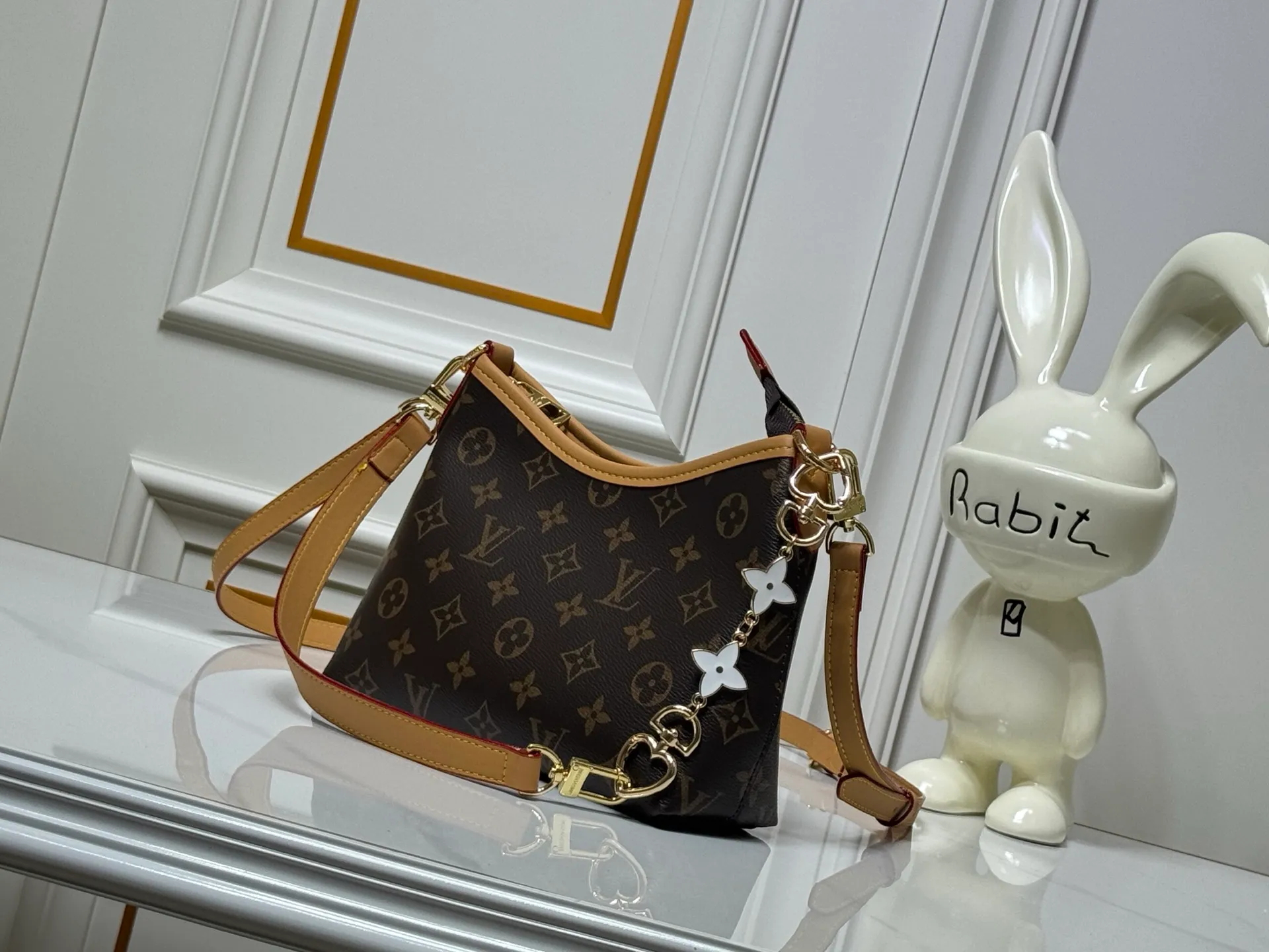 Batch 260💰Upgraded original M13689. This Speedy Bandoulière handbag condenses the brand's traditional Speedy crossbody bag. It is Monogram presbyopia with fabric lining and cow leather trim. The detachable and adjustable leather shoulder strap displays the Louis Vuit signature, and the rolled leather handle adds a carrying option. Dimensions: 20.5 x 17 x 8 cm (length x height x width)
