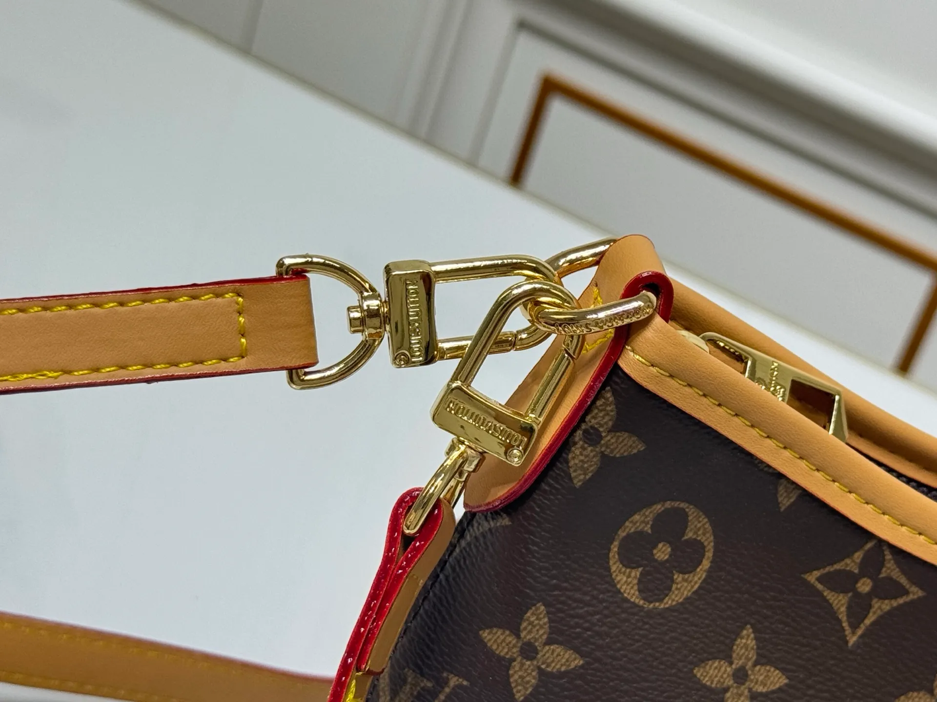 Batch 260💰Upgraded original M13689. This Speedy Bandoulière handbag condenses the brand's traditional Speedy crossbody bag. It is Monogram presbyopia with fabric lining and cow leather trim. The detachable and adjustable leather shoulder strap displays the Louis Vuit signature, and the rolled leather handle adds a carrying option. Dimensions: 20.5 x 17 x 8 cm (length x height x width)