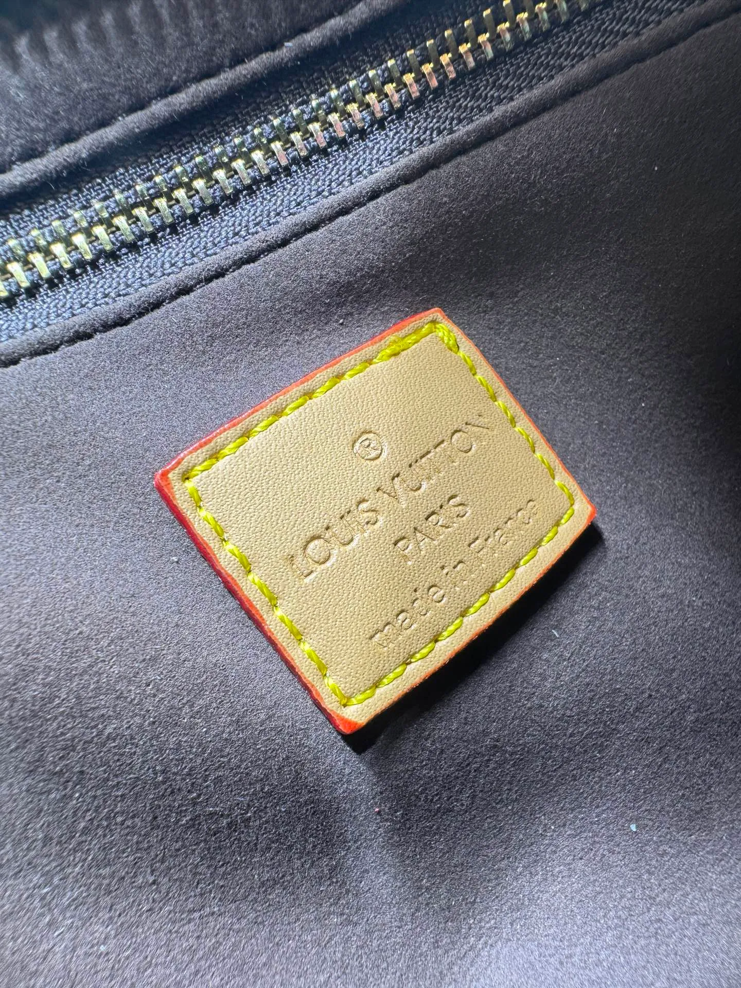 Batch 260💰Upgraded original M13689. This Speedy Bandoulière handbag condenses the brand's traditional Speedy crossbody bag. It is Monogram presbyopia with fabric lining and cow leather trim. The detachable and adjustable leather shoulder strap displays the Louis Vuit signature, and the rolled leather handle adds a carrying option. Dimensions: 20.5 x 17 x 8 cm (length x height x width)