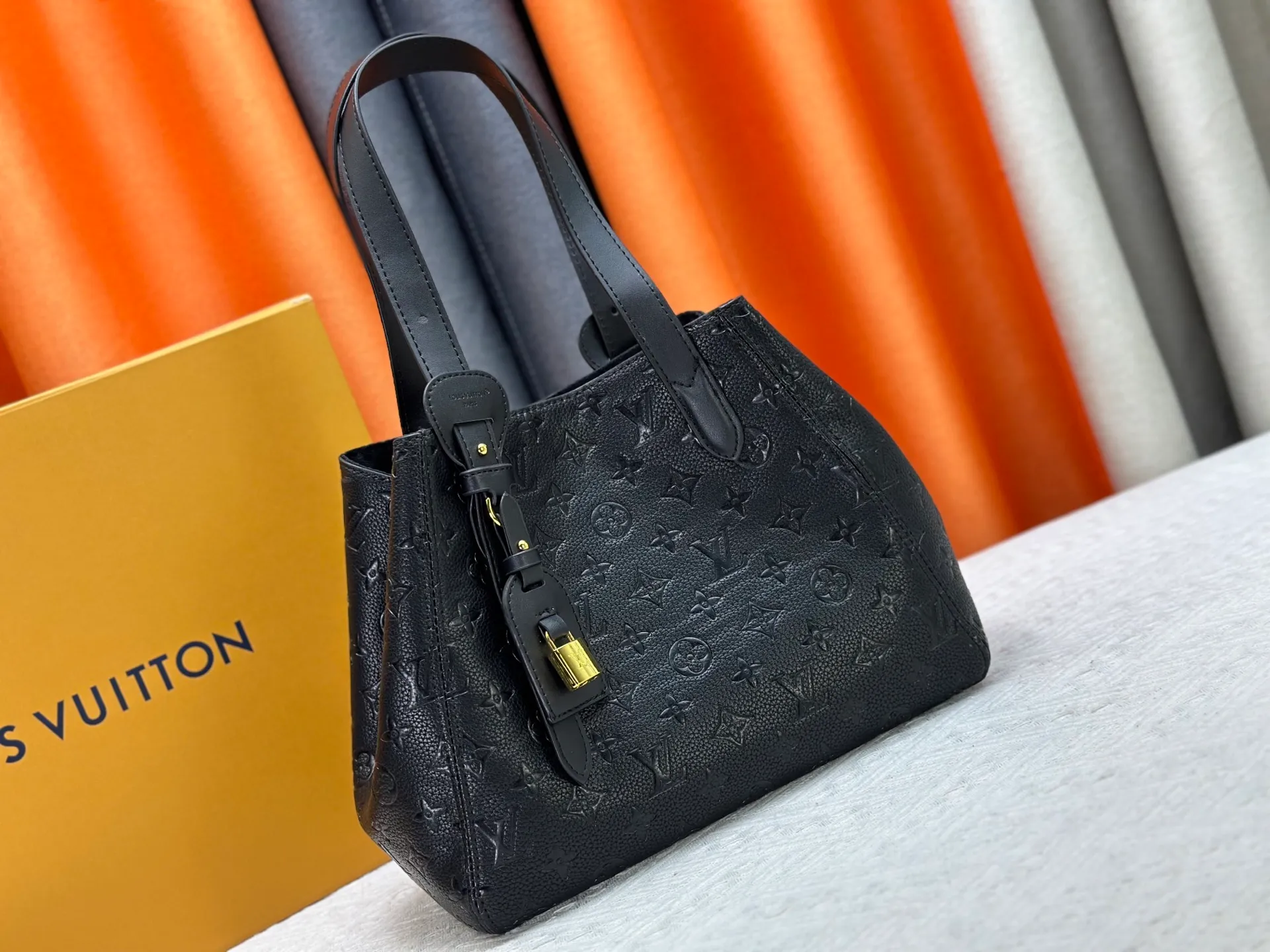 P260 Small M25858 Black M25890 Gray This All In One small handbag expands the capacity definition of the All-In series and can be transformed into a rounded Hobo handbag or an open tote bag, making it easy to carry your daily needs. Monogram Empreinte leather bag with dazzling metal parts, LV padlock and nameplate highlight the exquisite details. 40.0x22.0x15.0 cm (Length x Height