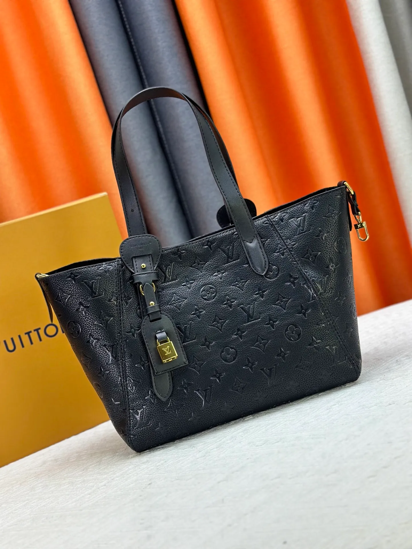 P260 Small M25858 Black M25890 Gray This All In One small handbag expands the capacity definition of the All-In series and can be transformed into a rounded Hobo handbag or an open tote bag, making it easy to carry your daily needs. Monogram Empreinte leather bag with dazzling metal parts, LV padlock and nameplate highlight the exquisite details. 40.0x22.0x15.0 cm (Length x Height