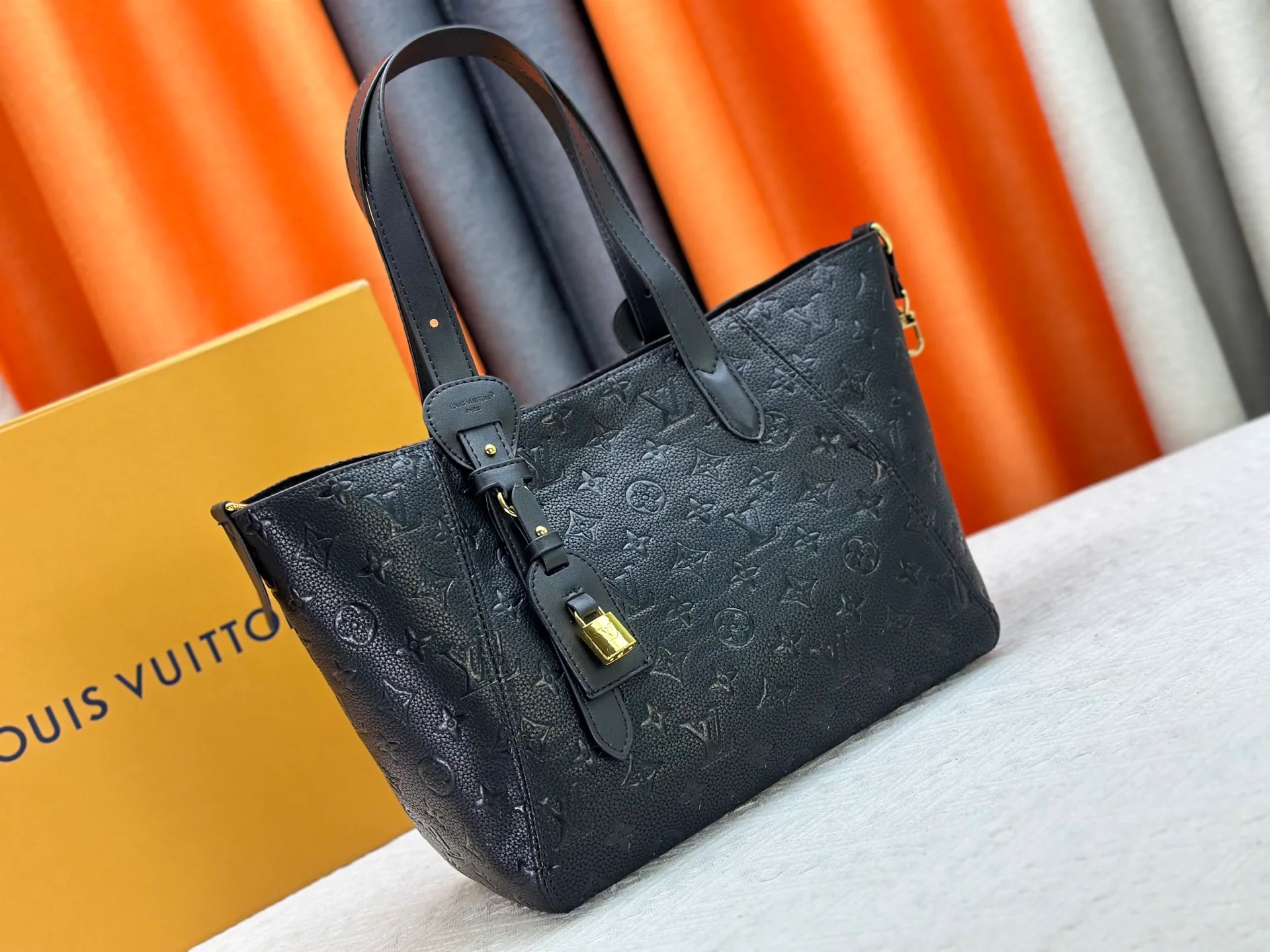 P260 Small M25858 Black M25890 Gray This All In One small handbag expands the capacity definition of the All-In series and can be transformed into a rounded Hobo handbag or an open tote bag, making it easy to carry your daily needs. Monogram Empreinte leather bag with dazzling metal parts, LV padlock and nameplate highlight the exquisite details. 40.0x22.0x15.0 cm (Length x Height
