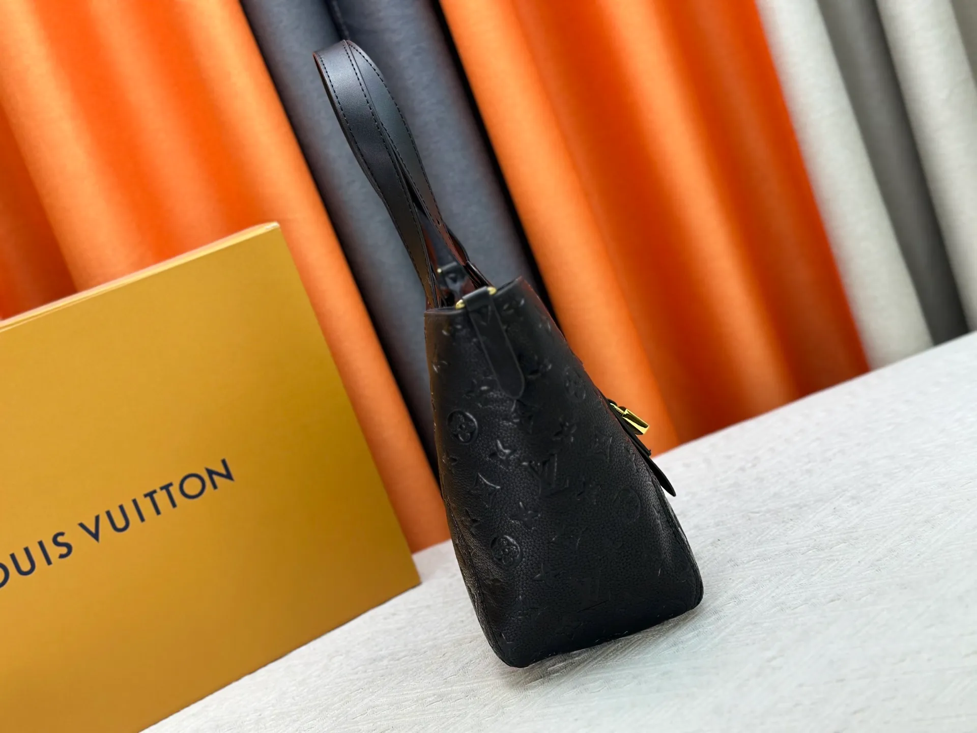 P260 Small M25858 Black M25890 Gray This All In One small handbag expands the capacity definition of the All-In series and can be transformed into a rounded Hobo handbag or an open tote bag, making it easy to carry your daily needs. Monogram Empreinte leather bag with dazzling metal parts, LV padlock and nameplate highlight the exquisite details. 40.0x22.0x15.0 cm (Length x Height