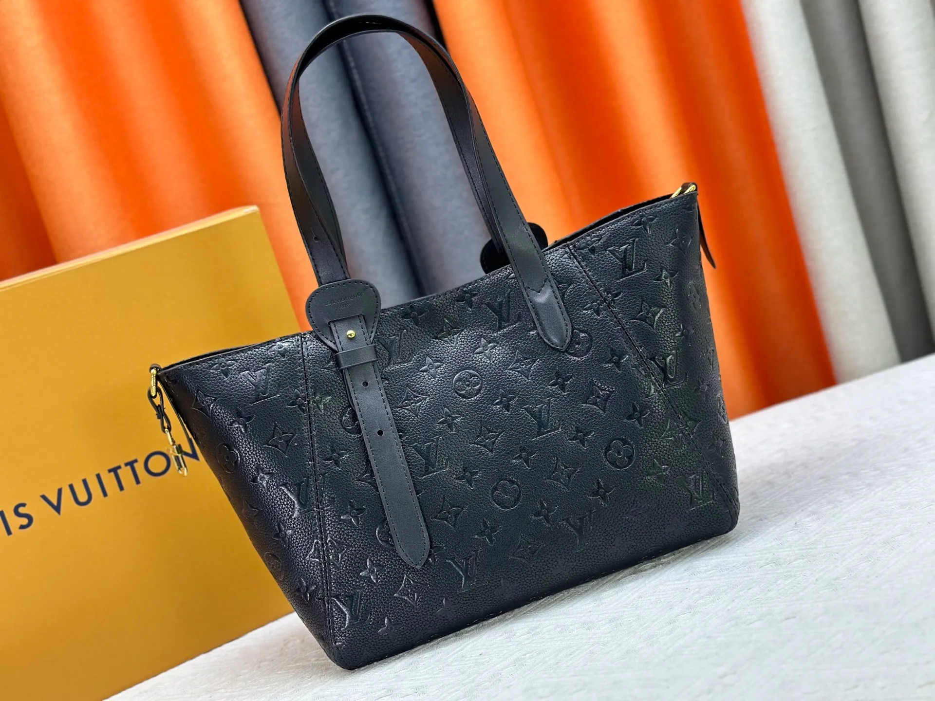 P260 Small M25858 Black M25890 Gray This All In One small handbag expands the capacity definition of the All-In series and can be transformed into a rounded Hobo handbag or an open tote bag, making it easy to carry your daily needs. Monogram Empreinte leather bag with dazzling metal parts, LV padlock and nameplate highlight the exquisite details. 40.0x22.0x15.0 cm (Length x Height