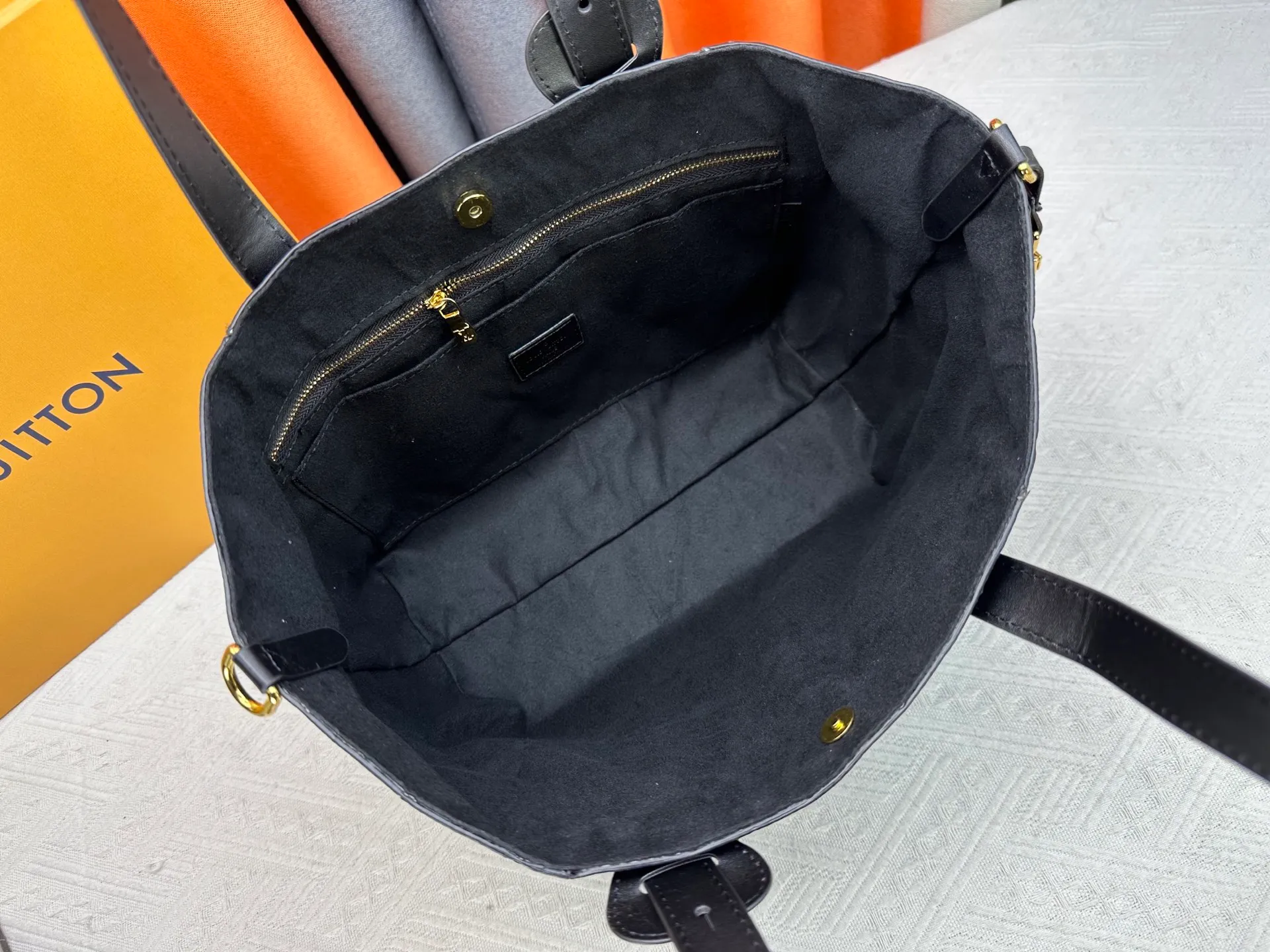 P260 Small M25858 Black M25890 Gray This All In One small handbag expands the capacity definition of the All-In series and can be transformed into a rounded Hobo handbag or an open tote bag, making it easy to carry your daily needs. Monogram Empreinte leather bag with dazzling metal parts, LV padlock and nameplate highlight the exquisite details. 40.0x22.0x15.0 cm (Length x Height