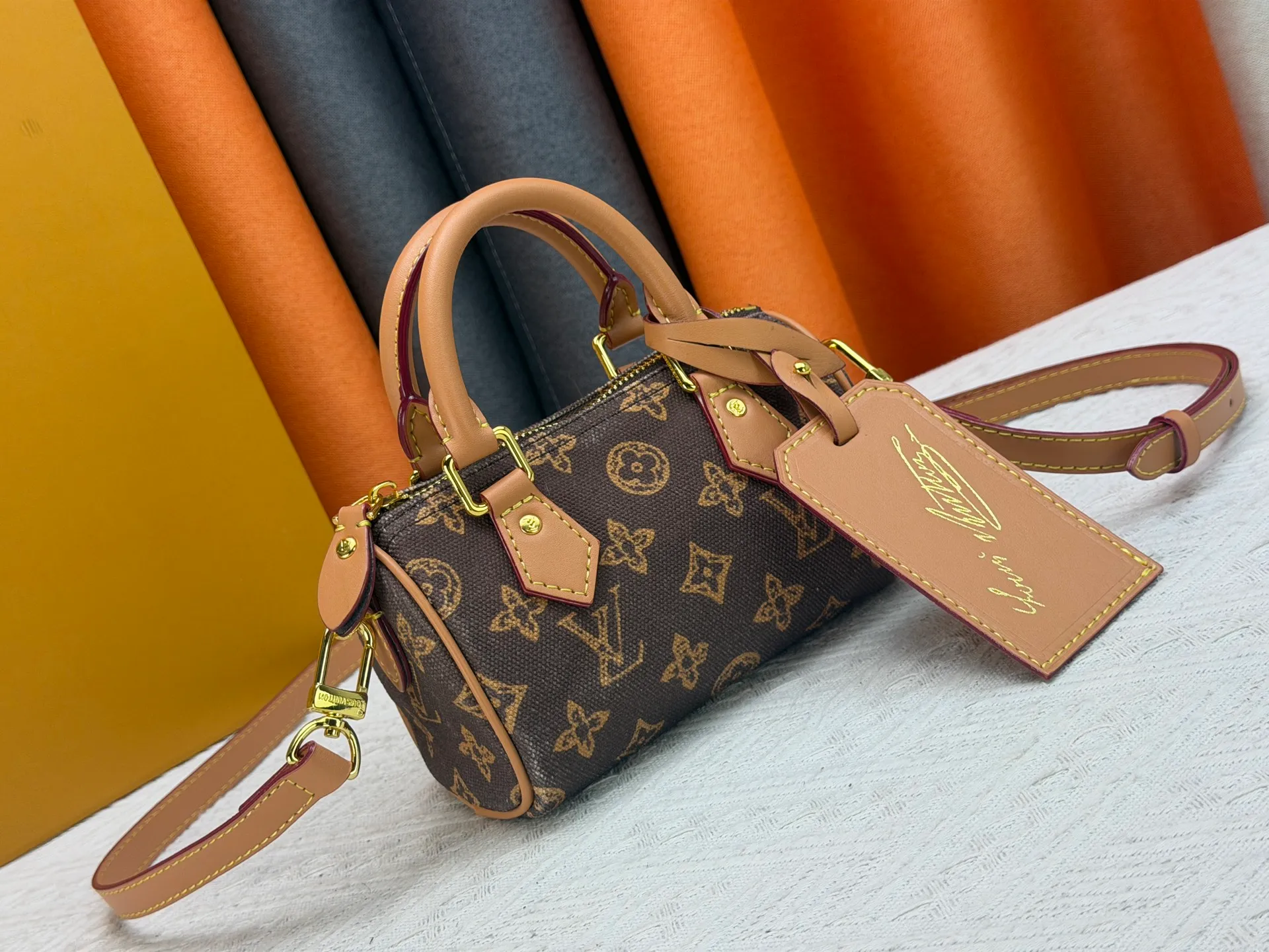 P220 M28322 Red M28323 M27610 M81085 [Exclusive background shot] This Nano Speedy handbag condenses the configuration of Louis Vuitton's classic Speedy handbag. It is made of Monogram canvas with distressed cow leather details and dazzling metal parts, making it easy to carry with you every day. The handles and removable and adjustable shoulder strap allow for a variety of styling possibilities. 16.0 x 10.0 x 7.5 cm (L x H x W) • Monogram coated canvas • Cow leather trim • Metal hardware • Zipper closure • Space to store daily necessities such as a 6.1-inch smartphone, card holder and lipstick • Shoulder strap: removable, adjustable • Half-length strap: 45.5 cm • Half-length strap adjustable to: 54.0 cm • Handle: Double handle