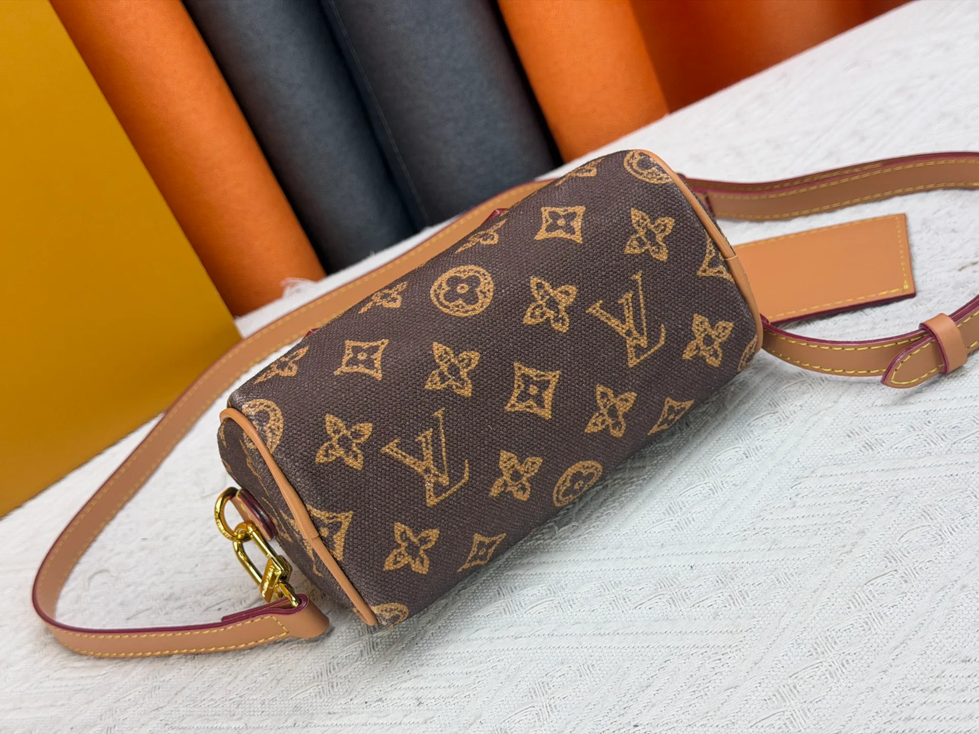 P220 M28322 Red M28323 M27610 M81085 [Exclusive background shot] This Nano Speedy handbag condenses the configuration of Louis Vuitton's classic Speedy handbag. It is made of Monogram canvas with distressed cow leather details and dazzling metal parts, making it easy to carry with you every day. The handles and removable and adjustable shoulder strap allow for a variety of styling possibilities. 16.0 x 10.0 x 7.5 cm (L x H x W) • Monogram coated canvas • Cow leather trim • Metal hardware • Zipper closure • Space to store daily necessities such as a 6.1-inch smartphone, card holder and lipstick • Shoulder strap: removable, adjustable • Half-length strap: 45.5 cm • Half-length strap adjustable to: 54.0 cm • Handle: Double handle