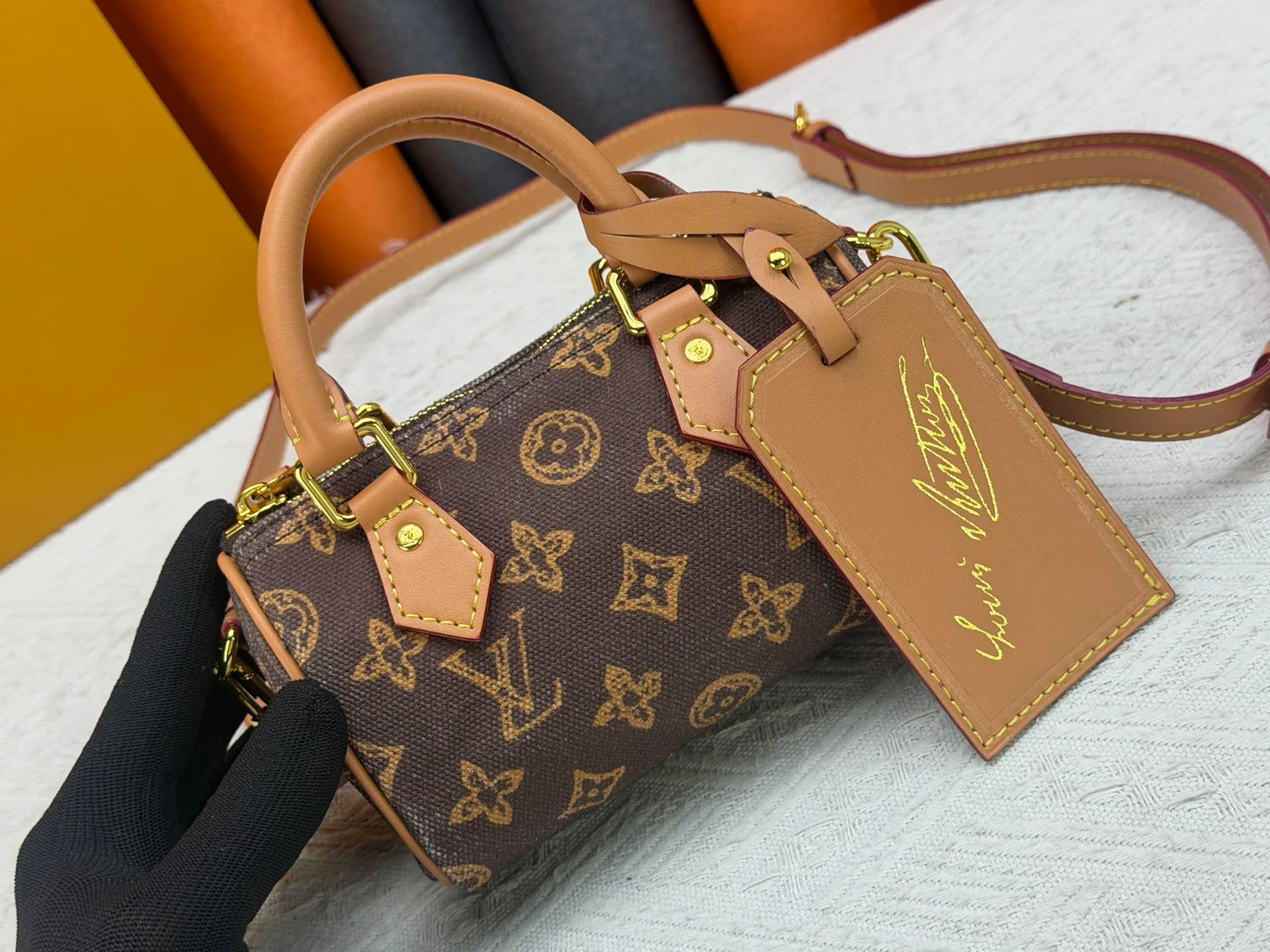 P220 M28322 Red M28323 M27610 M81085 [Exclusive background shot] This Nano Speedy handbag condenses the configuration of Louis Vuitton's classic Speedy handbag. It is made of Monogram canvas with distressed cow leather details and dazzling metal parts, making it easy to carry with you every day. The handles and removable and adjustable shoulder strap allow for a variety of styling possibilities. 16.0 x 10.0 x 7.5 cm (L x H x W) • Monogram coated canvas • Cow leather trim • Metal hardware • Zipper closure • Space to store daily necessities such as a 6.1-inch smartphone, card holder and lipstick • Shoulder strap: removable, adjustable • Half-length strap: 45.5 cm • Half-length strap adjustable to: 54.0 cm • Handle: Double handle
