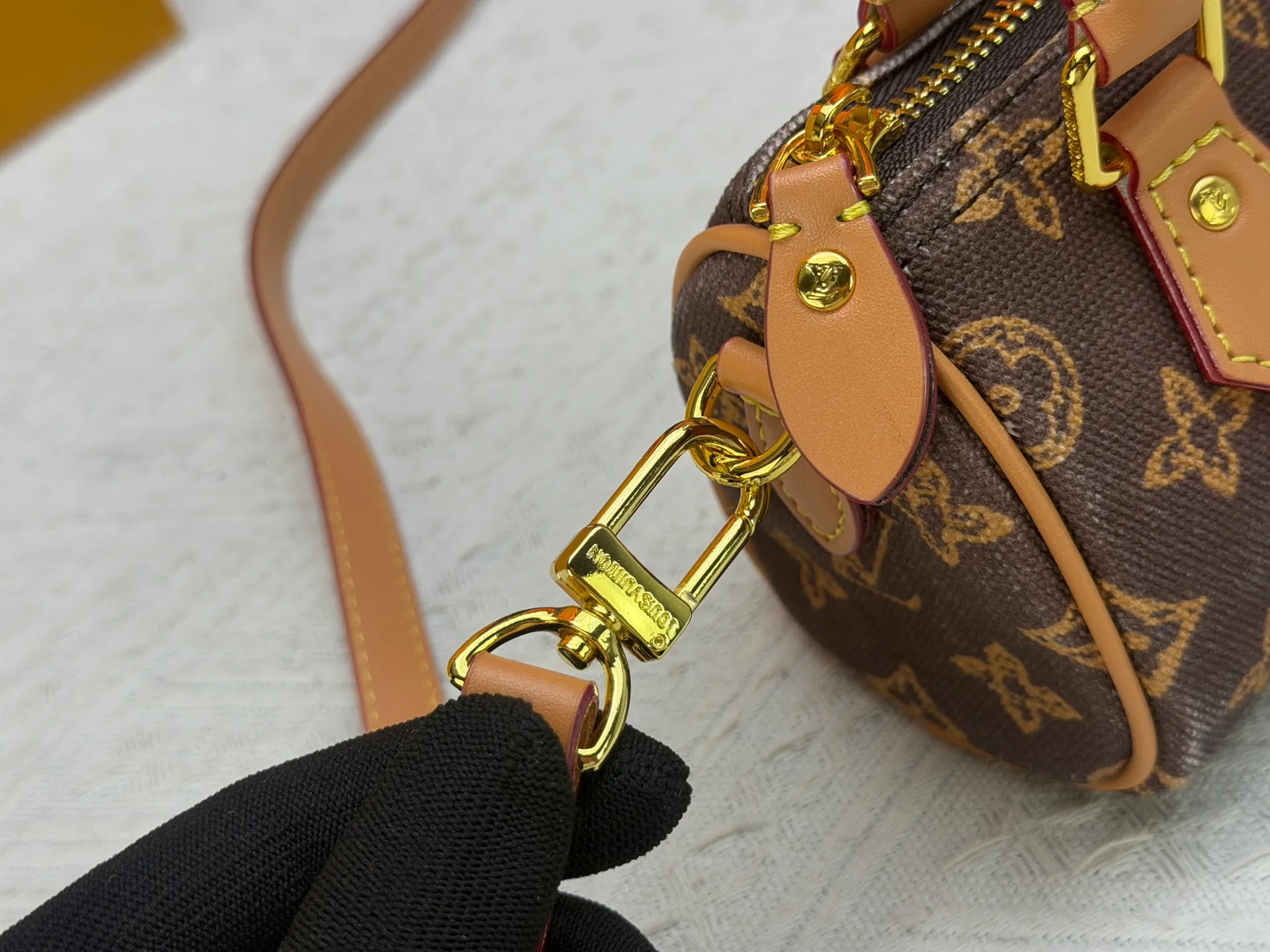 P220 M28322 Red M28323 M27610 M81085 [Exclusive background shot] This Nano Speedy handbag condenses the configuration of Louis Vuitton's classic Speedy handbag. It is made of Monogram canvas with distressed cow leather details and dazzling metal parts, making it easy to carry with you every day. The handles and removable and adjustable shoulder strap allow for a variety of styling possibilities. 16.0 x 10.0 x 7.5 cm (L x H x W) • Monogram coated canvas • Cow leather trim • Metal hardware • Zipper closure • Space to store daily necessities such as a 6.1-inch smartphone, card holder and lipstick • Shoulder strap: removable, adjustable • Half-length strap: 45.5 cm • Half-length strap adjustable to: 54.0 cm • Handle: Double handle