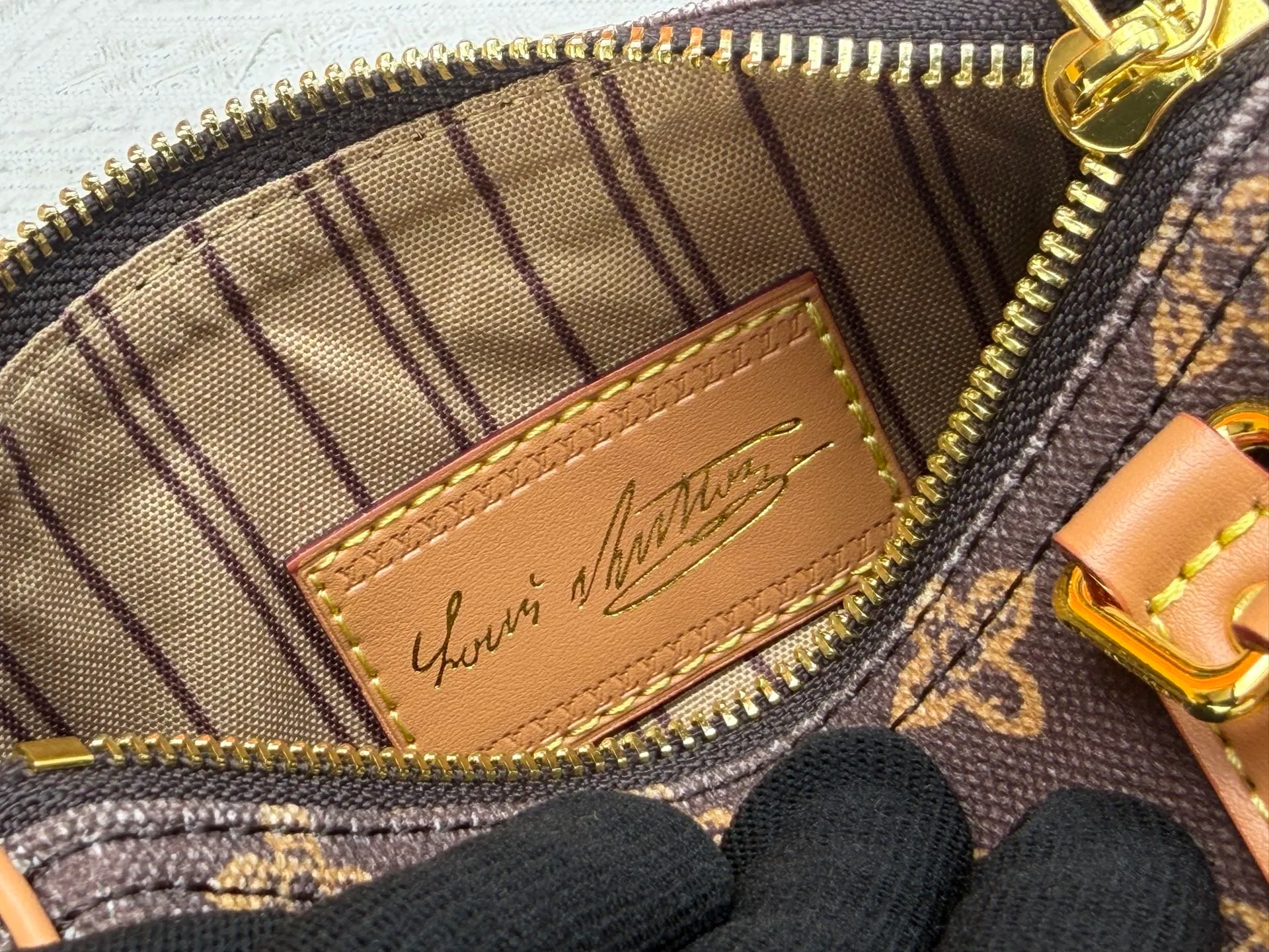 P220 M28322 Red M28323 M27610 M81085 [Exclusive background shot] This Nano Speedy handbag condenses the configuration of Louis Vuitton's classic Speedy handbag. It is made of Monogram canvas with distressed cow leather details and dazzling metal parts, making it easy to carry with you every day. The handles and removable and adjustable shoulder strap allow for a variety of styling possibilities. 16.0 x 10.0 x 7.5 cm (L x H x W) • Monogram coated canvas • Cow leather trim • Metal hardware • Zipper closure • Space to store daily necessities such as a 6.1-inch smartphone, card holder and lipstick • Shoulder strap: removable, adjustable • Half-length strap: 45.5 cm • Half-length strap adjustable to: 54.0 cm • Handle: Double handle