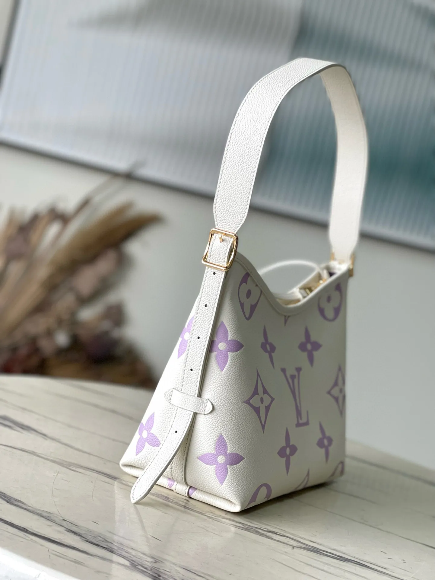 💰1300 (top-grain leather) top-quality original order M46288 purple silk screen printing details CarryAll small handbag is made of Monogram Empreinte embossed leather, with a generous configuration and a neat inner layer, and a large inner bag adds functional elements. Comes with a Monogram embossed zipper clutch secured by a leather strap. A personal companion for urban life. Dimensions 29 x 24 x 12 cm (length x height x width)