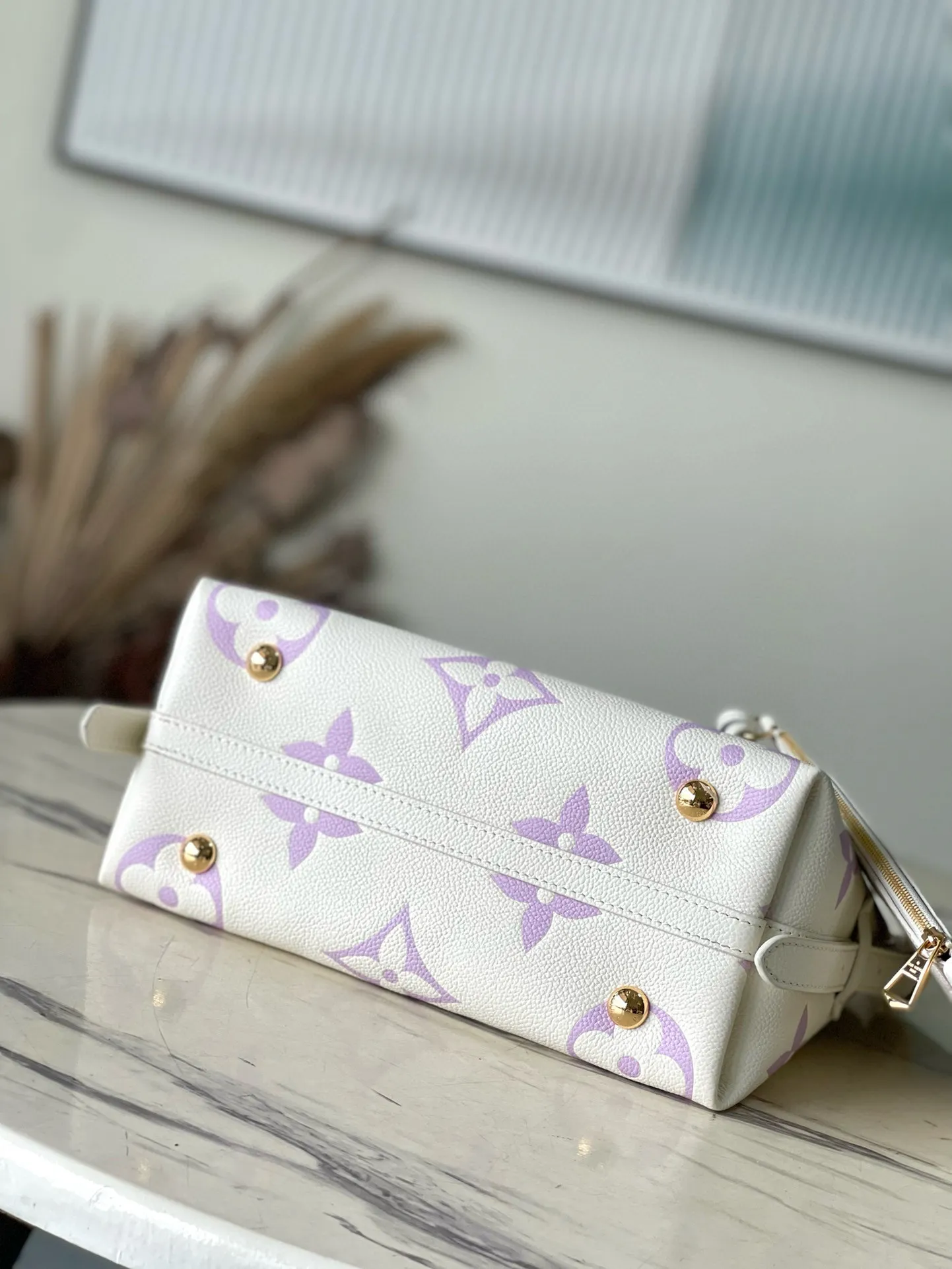 💰1300 (top-grain leather) top-quality original order M46288 purple silk screen printing details CarryAll small handbag is made of Monogram Empreinte embossed leather, with a generous configuration and a neat inner layer, and a large inner bag adds functional elements. Comes with a Monogram embossed zipper clutch secured by a leather strap. A personal companion for urban life. Dimensions 29 x 24 x 12 cm (length x height x width)
