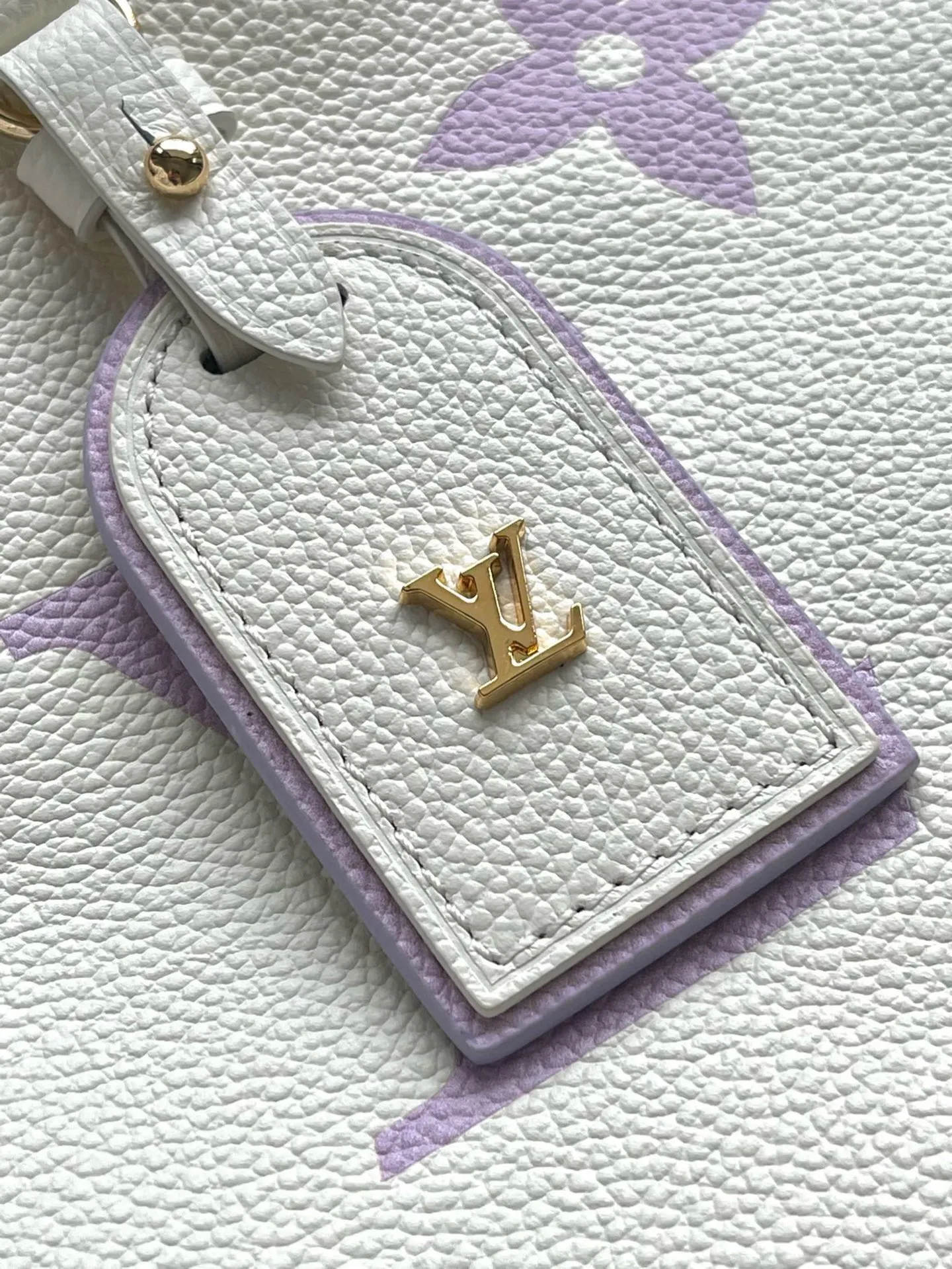 💰1300 (top-grain leather) top-quality original order M46288 purple silk screen printing details CarryAll small handbag is made of Monogram Empreinte embossed leather, with a generous configuration and a neat inner layer, and a large inner bag adds functional elements. Comes with a Monogram embossed zipper clutch secured by a leather strap. A personal companion for urban life. Dimensions 29 x 24 x 12 cm (length x height x width)