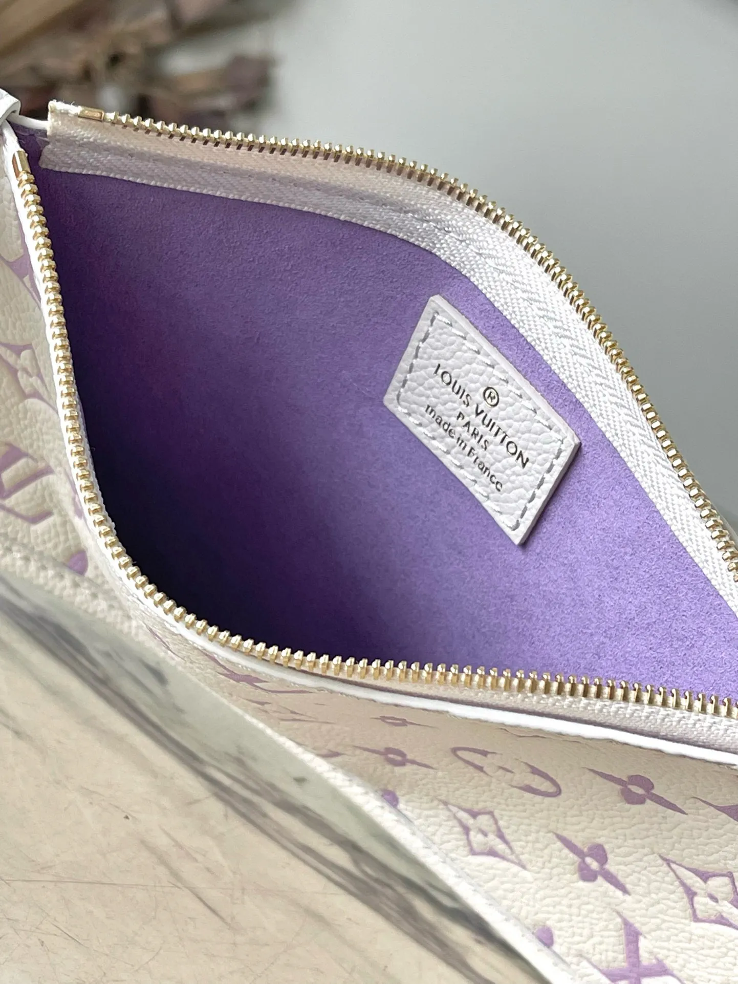 💰1300 (top-grain leather) top-quality original order M46288 purple silk screen printing details CarryAll small handbag is made of Monogram Empreinte embossed leather, with a generous configuration and a neat inner layer, and a large inner bag adds functional elements. Comes with a Monogram embossed zipper clutch secured by a leather strap. A personal companion for urban life. Dimensions 29 x 24 x 12 cm (length x height x width)