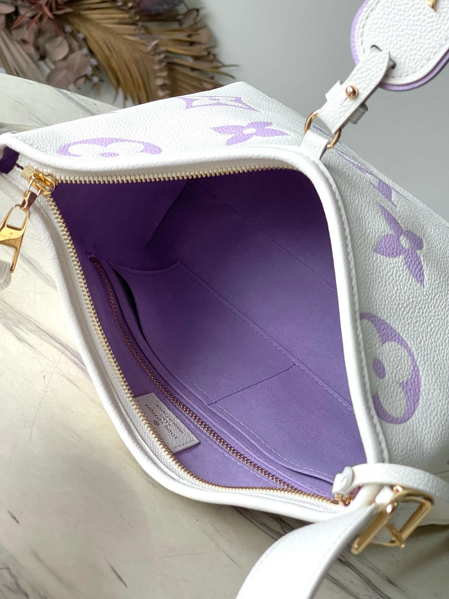 💰1300 (top-grain leather) top-quality original order M46288 purple silk screen printing details CarryAll small handbag is made of Monogram Empreinte embossed leather, with a generous configuration and a neat inner layer, and a large inner bag adds functional elements. Comes with a Monogram embossed zipper clutch secured by a leather strap. A personal companion for urban life. Dimensions 29 x 24 x 12 cm (length x height x width)