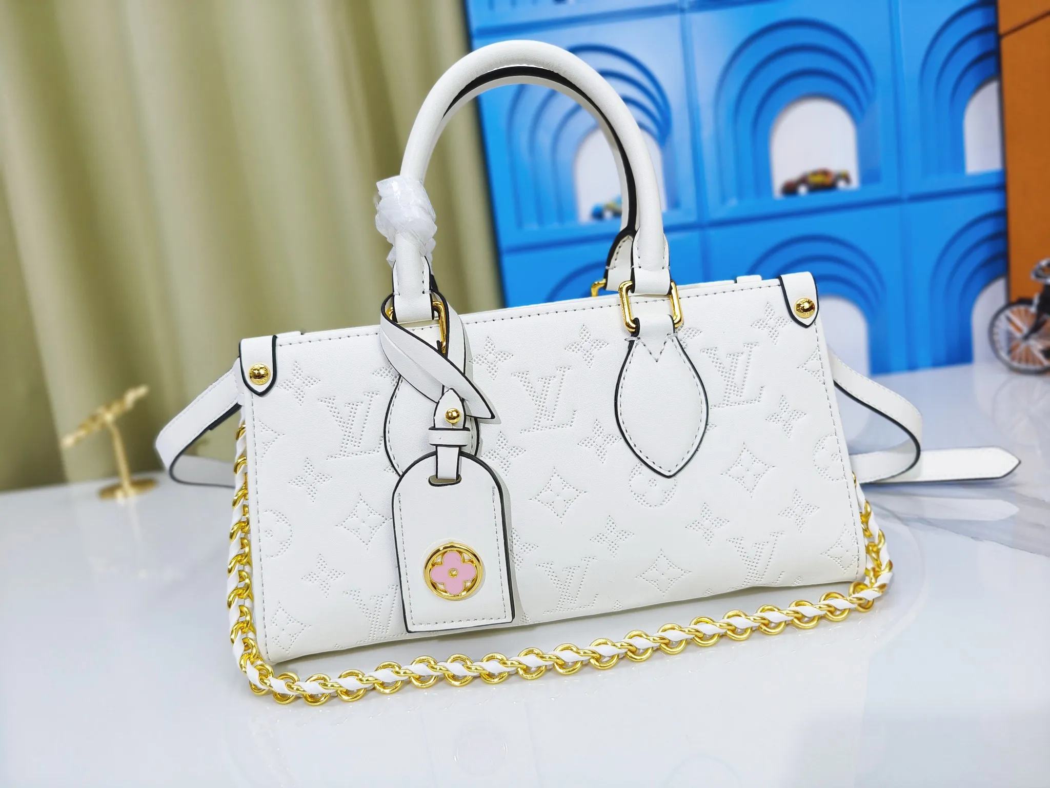 P260💰Upgraded from the original m1274m11273m46653, this onthego east west handbag is made of cow leather to create a slender shape, and the monogram flower nameplate completes the elegant style. Articulated handles and a detachable leather chain strap allow for a variety of carrying options. Dimensions: 25.0x13.0x 10.0 cm (length x height x width)