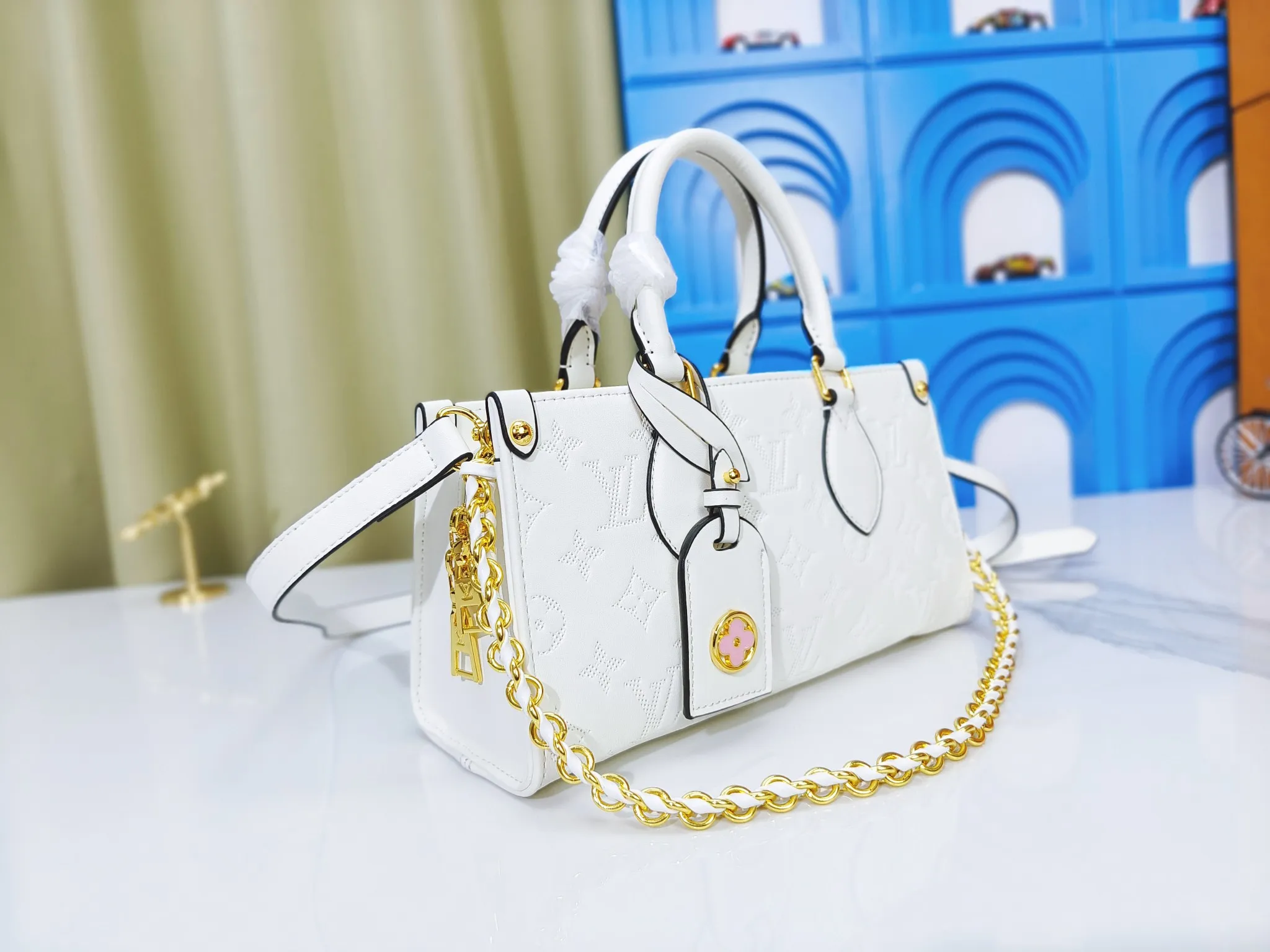P260💰Upgraded from the original m1274m11273m46653, this onthego east west handbag is made of cow leather to create a slender shape, and the monogram flower nameplate completes the elegant style. Articulated handles and a detachable leather chain strap allow for a variety of carrying options. Dimensions: 25.0x13.0x 10.0 cm (length x height x width)
