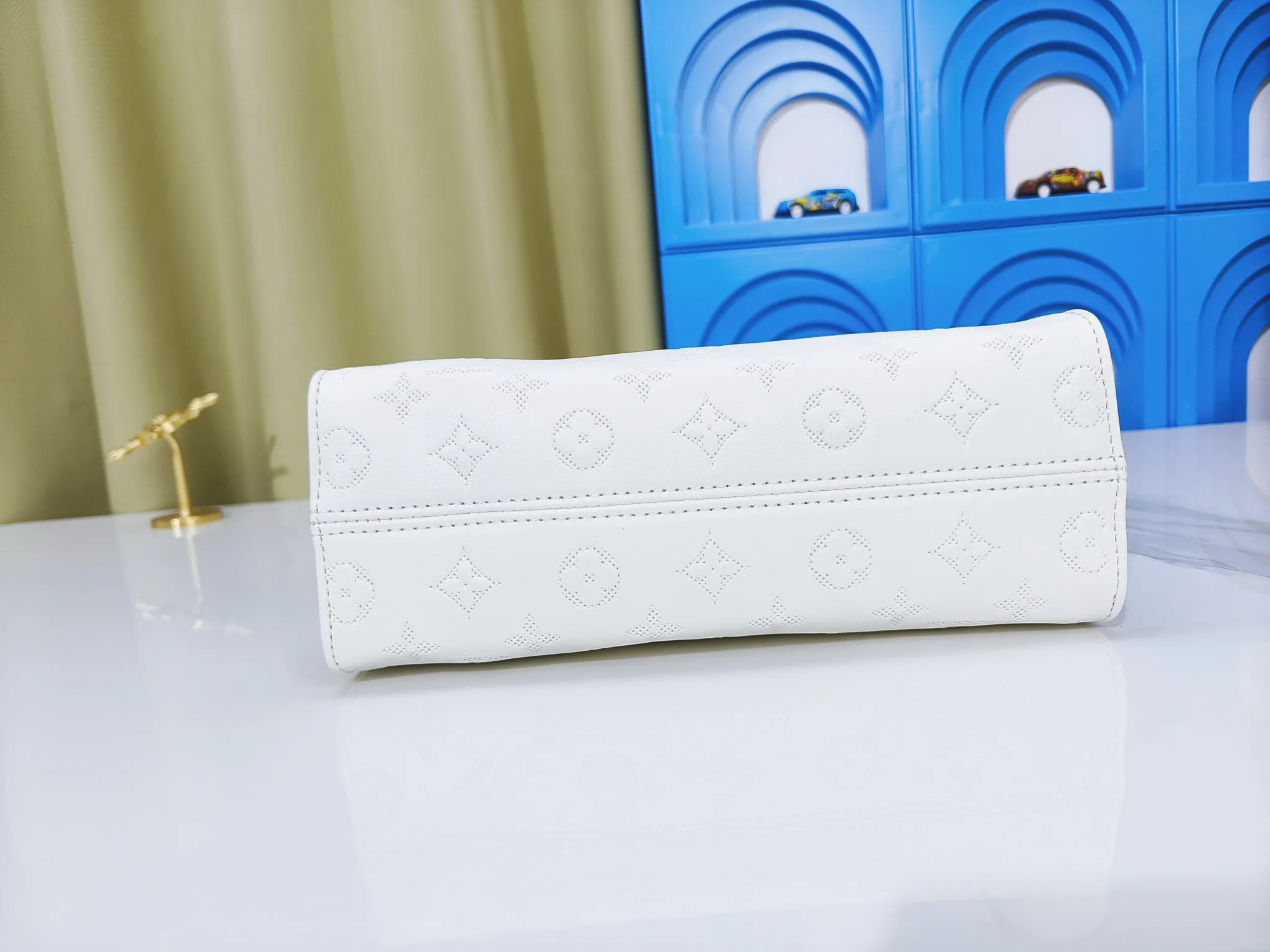 P260💰Upgraded from the original m1274m11273m46653, this onthego east west handbag is made of cow leather to create a slender shape, and the monogram flower nameplate completes the elegant style. Articulated handles and a detachable leather chain strap allow for a variety of carrying options. Dimensions: 25.0x13.0x 10.0 cm (length x height x width)