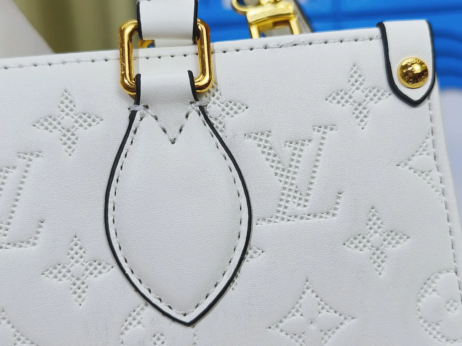 P260💰Upgraded from the original m1274m11273m46653, this onthego east west handbag is made of cow leather to create a slender shape, and the monogram flower nameplate completes the elegant style. Articulated handles and a detachable leather chain strap allow for a variety of carrying options. Dimensions: 25.0x13.0x 10.0 cm (length x height x width)