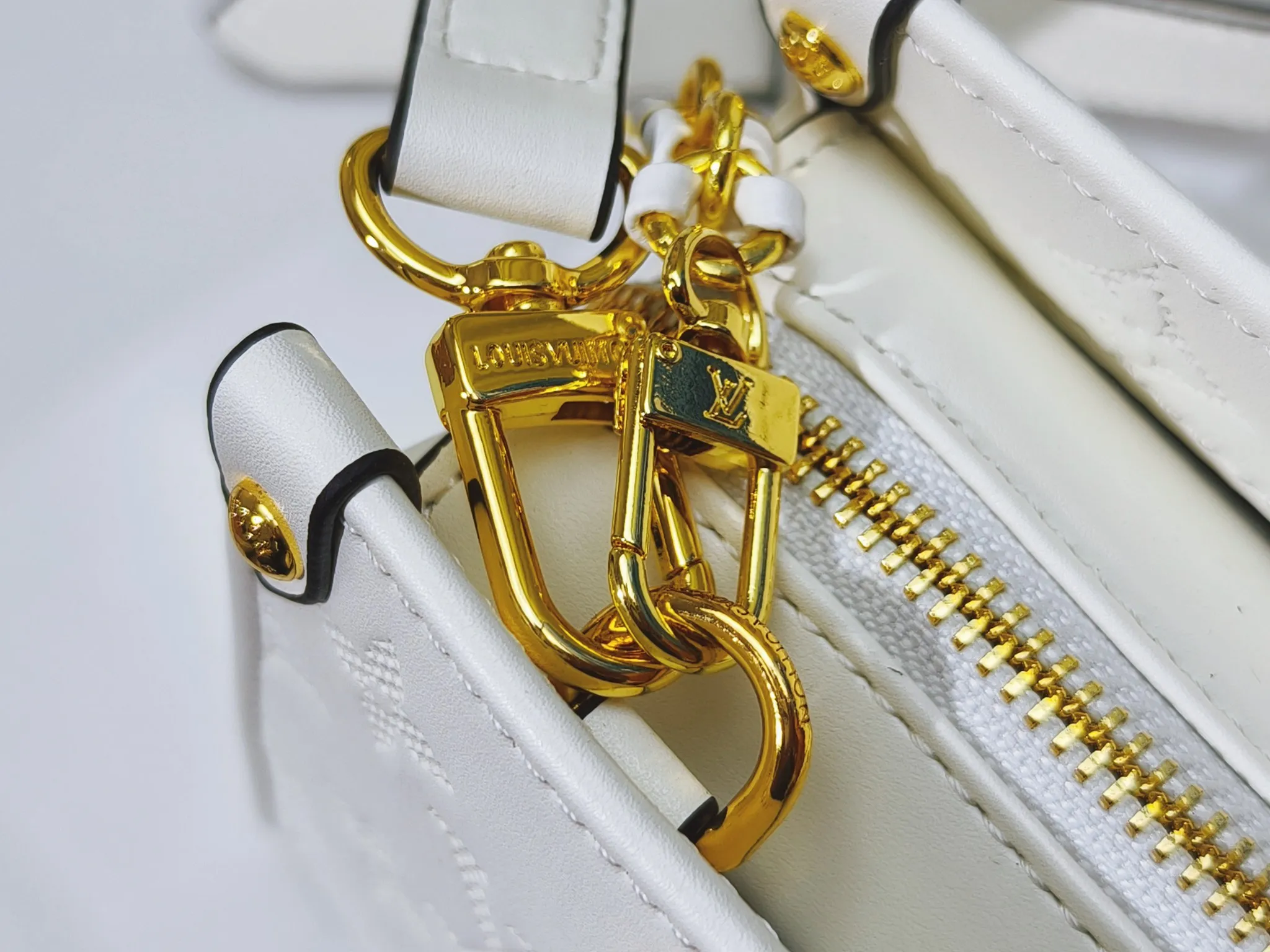 P260💰Upgraded from the original m1274m11273m46653, this onthego east west handbag is made of cow leather to create a slender shape, and the monogram flower nameplate completes the elegant style. Articulated handles and a detachable leather chain strap allow for a variety of carrying options. Dimensions: 25.0x13.0x 10.0 cm (length x height x width)