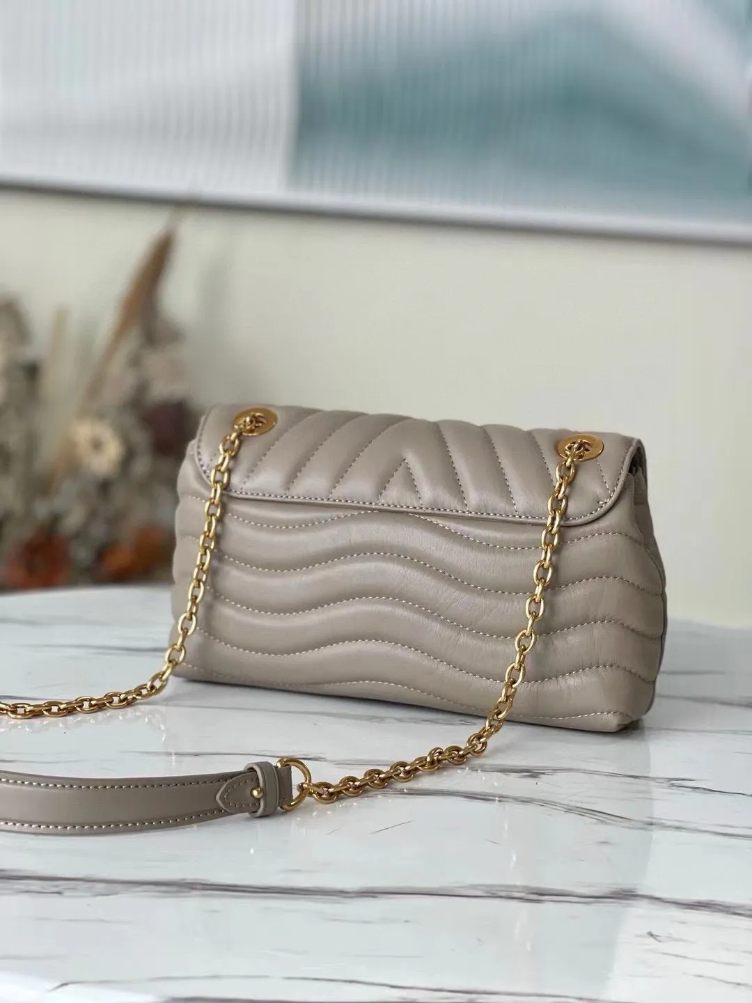 💰1160 (Top Grain Leather) Top Original M58550 NEW WAVE Chain Bag V-shaped quilted chain bag handbag The vintage gold color chain slides through carved holes, while the folding fastener makes it soft. Thanks to its multiple compartments, the interior makes it easier to place women's necessities. Chain bag with easily identifiable badge logo. Size: 24x14x9cm