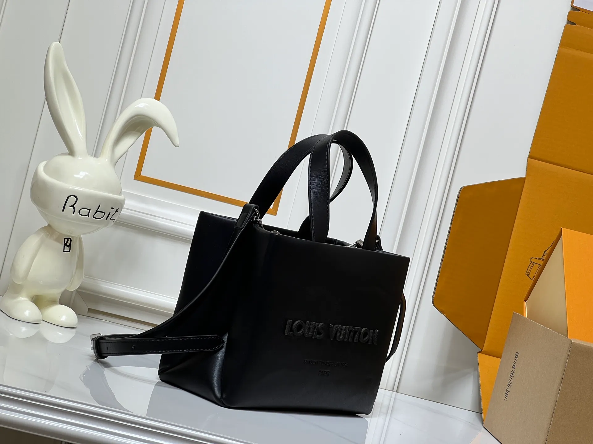 Batch 260💰M13940 Presbyopic Orange Black Green Pink PHARREL and NIGO collection's joint series top original order This Shopper medium handbag draws inspiration from Louis Vuitton shopping bags, with the words Louis Vuitton and Maison Fondée En 1854 written on soft cow leather, with a top handle and a detachable shoulder strap. 25x19x11 • Cow leather • Cow leather trim • Textile lining • Metal hardware • Musketon closure • Main compartment • Zip pocket • Double patch pockets • Handles: Double handle