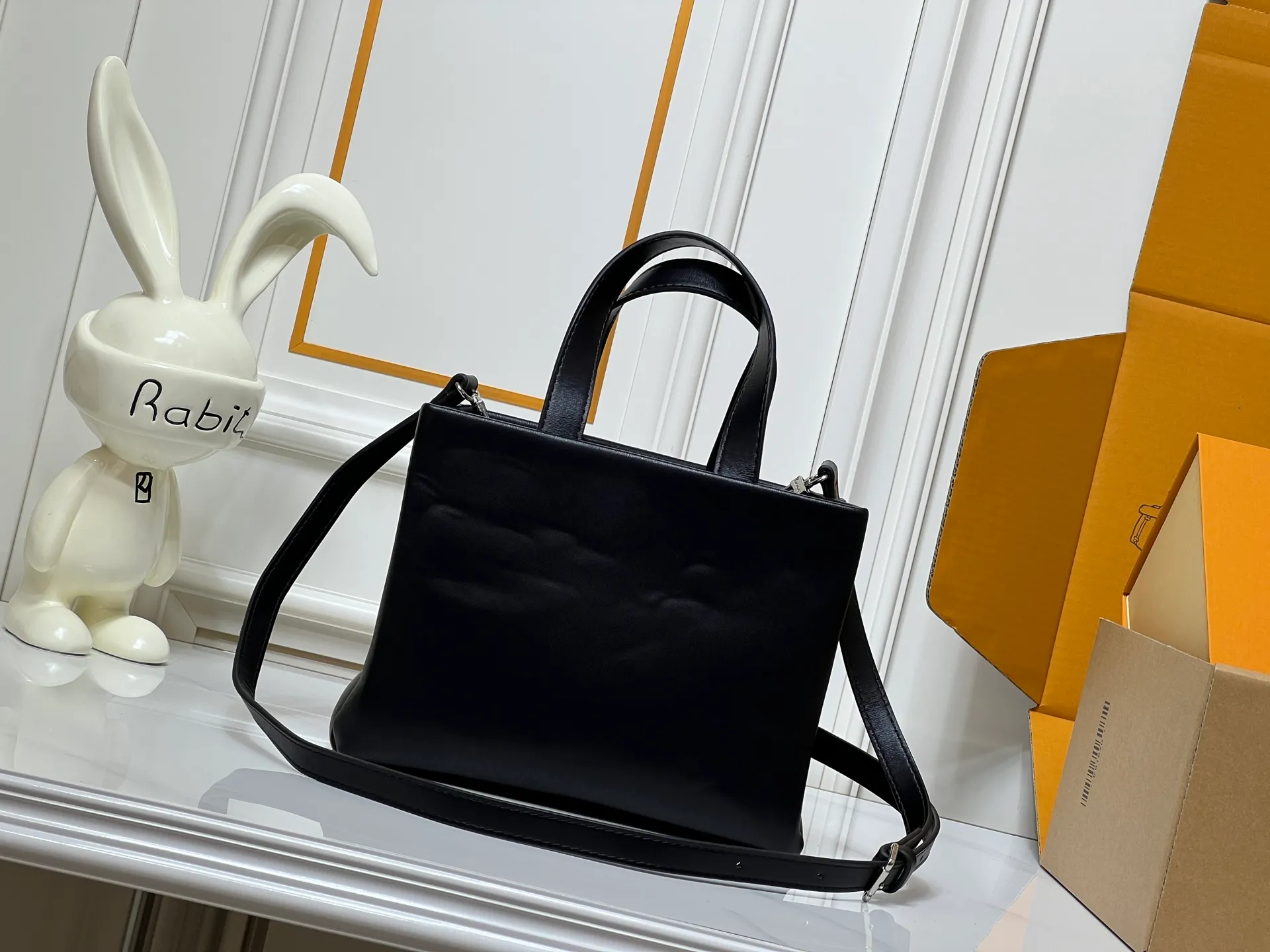 Batch 260💰M13940 Presbyopic Orange Black Green Pink PHARREL and NIGO collection's joint series top original order This Shopper medium handbag draws inspiration from Louis Vuitton shopping bags, with the words Louis Vuitton and Maison Fondée En 1854 written on soft cow leather, with a top handle and a detachable shoulder strap. 25x19x11 • Cow leather • Cow leather trim • Textile lining • Metal hardware • Musketon closure • Main compartment • Zip pocket • Double patch pockets • Handles: Double handle