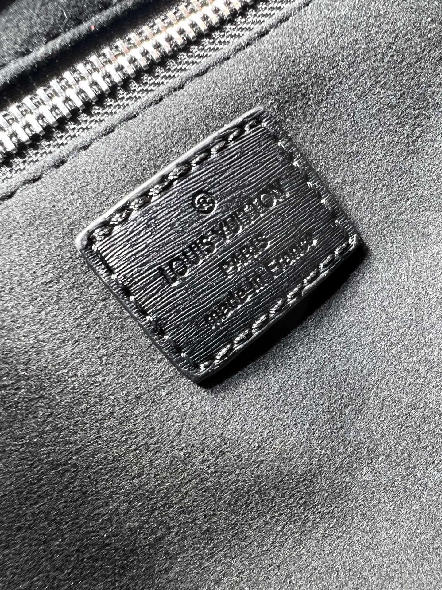 Batch 260💰M13940 Presbyopic Orange Black Green Pink PHARREL and NIGO collection's joint series top original order This Shopper medium handbag draws inspiration from Louis Vuitton shopping bags, with the words Louis Vuitton and Maison Fondée En 1854 written on soft cow leather, with a top handle and a detachable shoulder strap. 25x19x11 • Cow leather • Cow leather trim • Textile lining • Metal hardware • Musketon closure • Main compartment • Zip pocket • Double patch pockets • Handles: Double handle