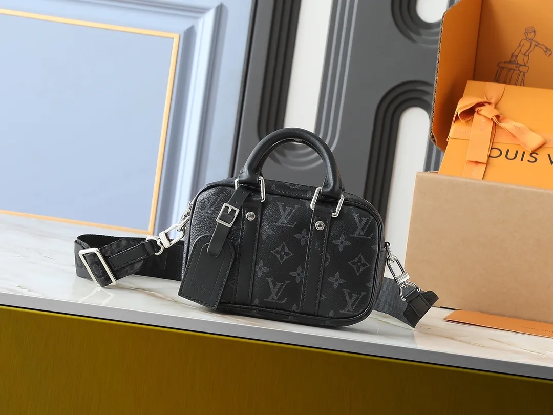 💰200💰Upgraded original M82770 black flower denim blue This Nano Porte Documents Voyage handbag pays tribute to the classic prototype design. It inherits elements such as zipper opening and closing, handles and detachable and adjustable shoulder straps, and can easily control business occasions with a personalized and trendy attitude. The spacious main compartment holds a cell phone and wallet, making it ideal for shoulder or cross-body wear. Dimensions: 20 x 13 x 5.5 (Length x Height x Width)