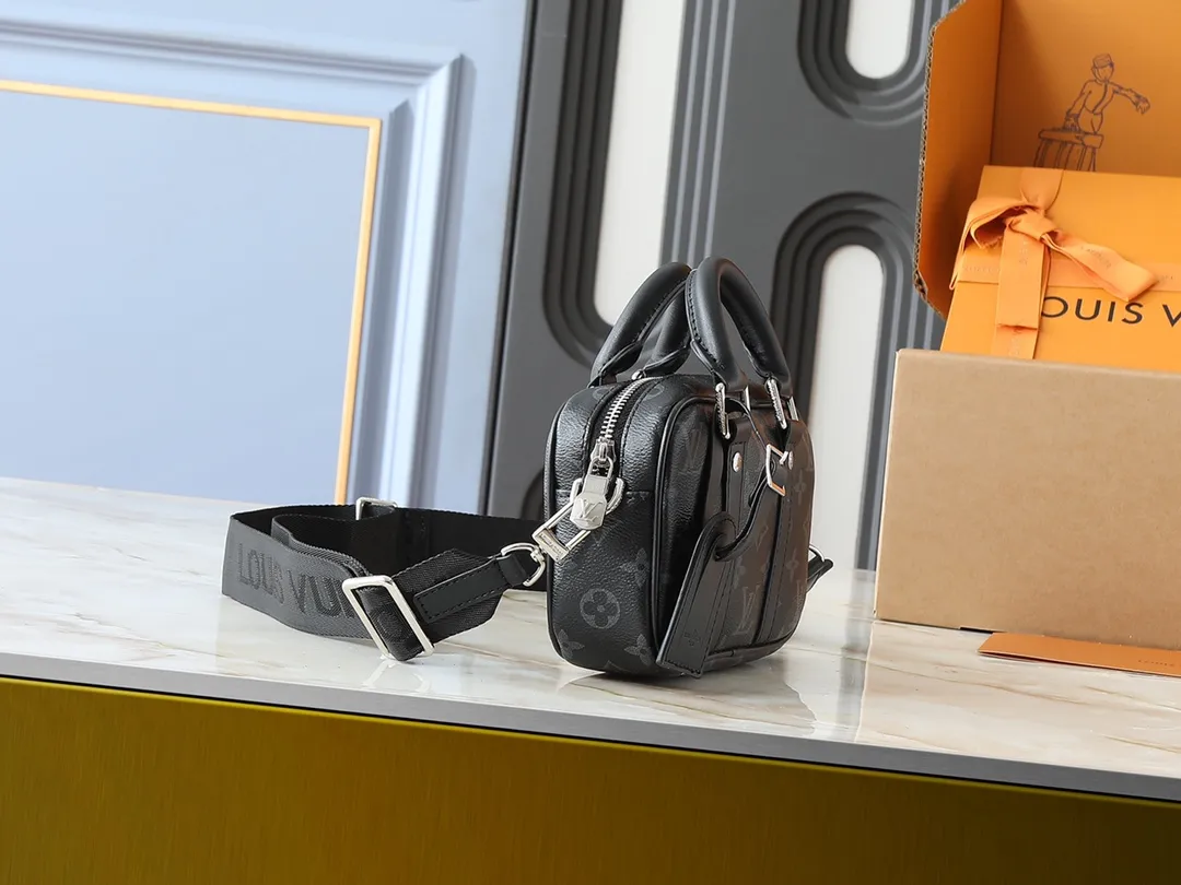 💰200💰Upgraded original M82770 black flower denim blue This Nano Porte Documents Voyage handbag pays tribute to the classic prototype design. It inherits elements such as zipper opening and closing, handles and detachable and adjustable shoulder straps, and can easily control business occasions with a personalized and trendy attitude. The spacious main compartment holds a cell phone and wallet, making it ideal for shoulder or cross-body wear. Dimensions: 20 x 13 x 5.5 (Length x Height x Width)