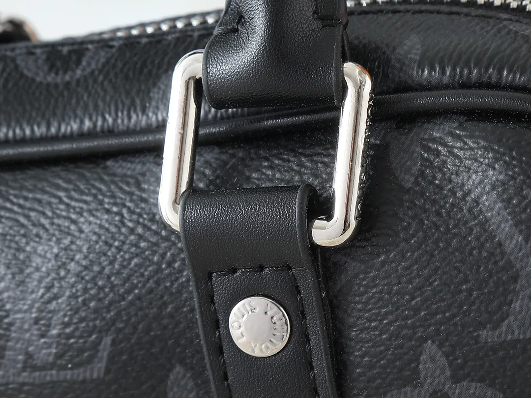 💰200💰Upgraded original M82770 black flower denim blue This Nano Porte Documents Voyage handbag pays tribute to the classic prototype design. It inherits elements such as zipper opening and closing, handles and detachable and adjustable shoulder straps, and can easily control business occasions with a personalized and trendy attitude. The spacious main compartment holds a cell phone and wallet, making it ideal for shoulder or cross-body wear. Dimensions: 20 x 13 x 5.5 (Length x Height x Width)
