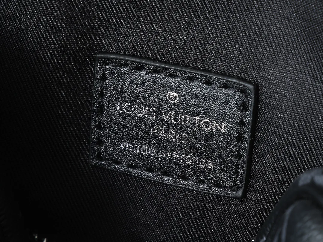 💰200💰Upgraded original M82770 black flower denim blue This Nano Porte Documents Voyage handbag pays tribute to the classic prototype design. It inherits elements such as zipper opening and closing, handles and detachable and adjustable shoulder straps, and can easily control business occasions with a personalized and trendy attitude. The spacious main compartment holds a cell phone and wallet, making it ideal for shoulder or cross-body wear. Dimensions: 20 x 13 x 5.5 (Length x Height x Width)