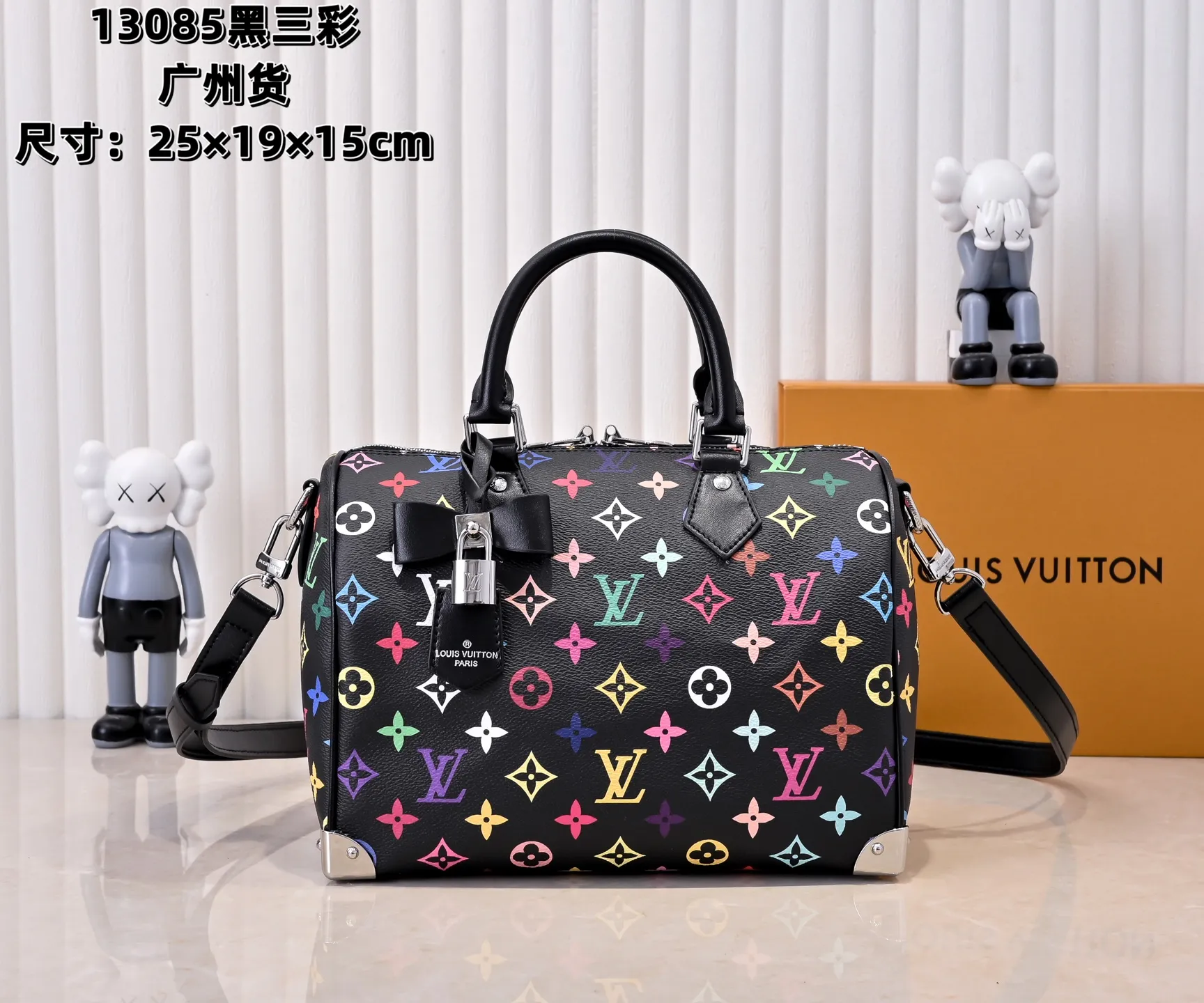 Batch 💰320 Guangzhou Product No.: M13085 40390 This Speedy Bandoulière 25 handbag uses the classic Monogram pattern to render the bright colors of Japanese artist Takashi Murakami. Together with the bow-shaped key bag, it highlights the smart style of the Louis Vuitton x Murakami collaboration series. The Toron handle and detachable and adjustable shoulder strap are fashioned from cow leather, and the dazzling padlock and corners reference the brand's luggage elements. 25 cm