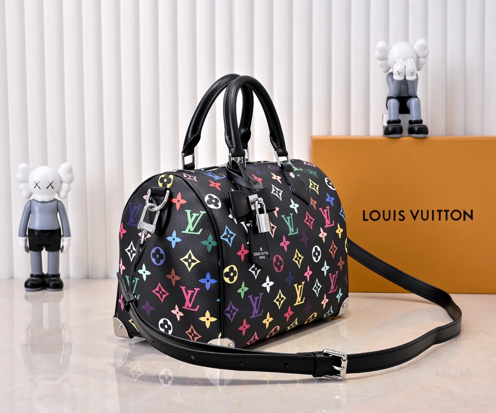 Batch 💰320 Guangzhou Product No.: M13085 40390 This Speedy Bandoulière 25 handbag uses the classic Monogram pattern to render the bright colors of Japanese artist Takashi Murakami. Together with the bow-shaped key bag, it highlights the smart style of the Louis Vuitton x Murakami collaboration series. The Toron handle and detachable and adjustable shoulder strap are fashioned from cow leather, and the dazzling padlock and corners reference the brand's luggage elements. 25 cm