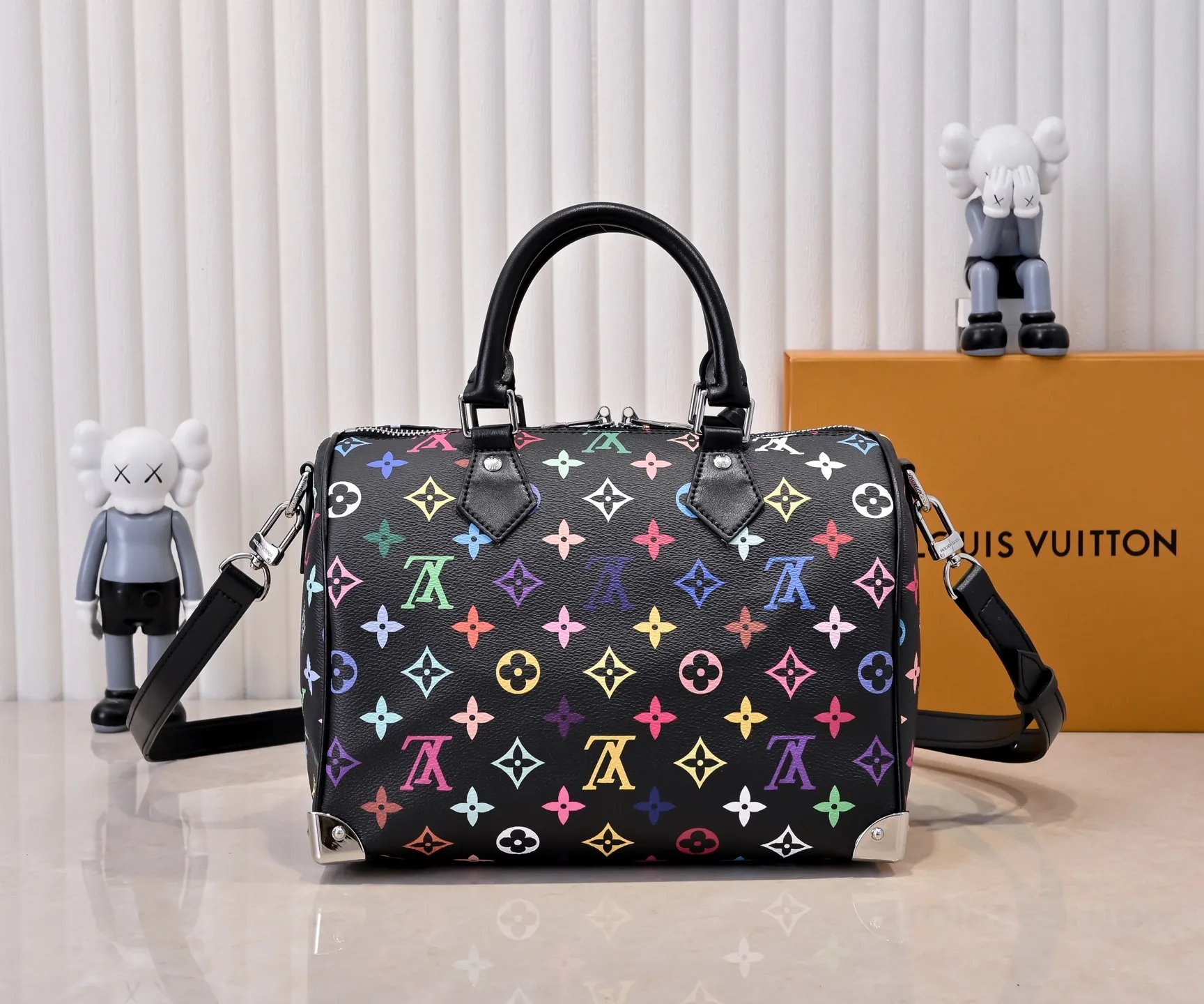 Batch 💰320 Guangzhou Product No.: M13085 40390 This Speedy Bandoulière 25 handbag uses the classic Monogram pattern to render the bright colors of Japanese artist Takashi Murakami. Together with the bow-shaped key bag, it highlights the smart style of the Louis Vuitton x Murakami collaboration series. The Toron handle and detachable and adjustable shoulder strap are fashioned from cow leather, and the dazzling padlock and corners reference the brand's luggage elements. 25 cm