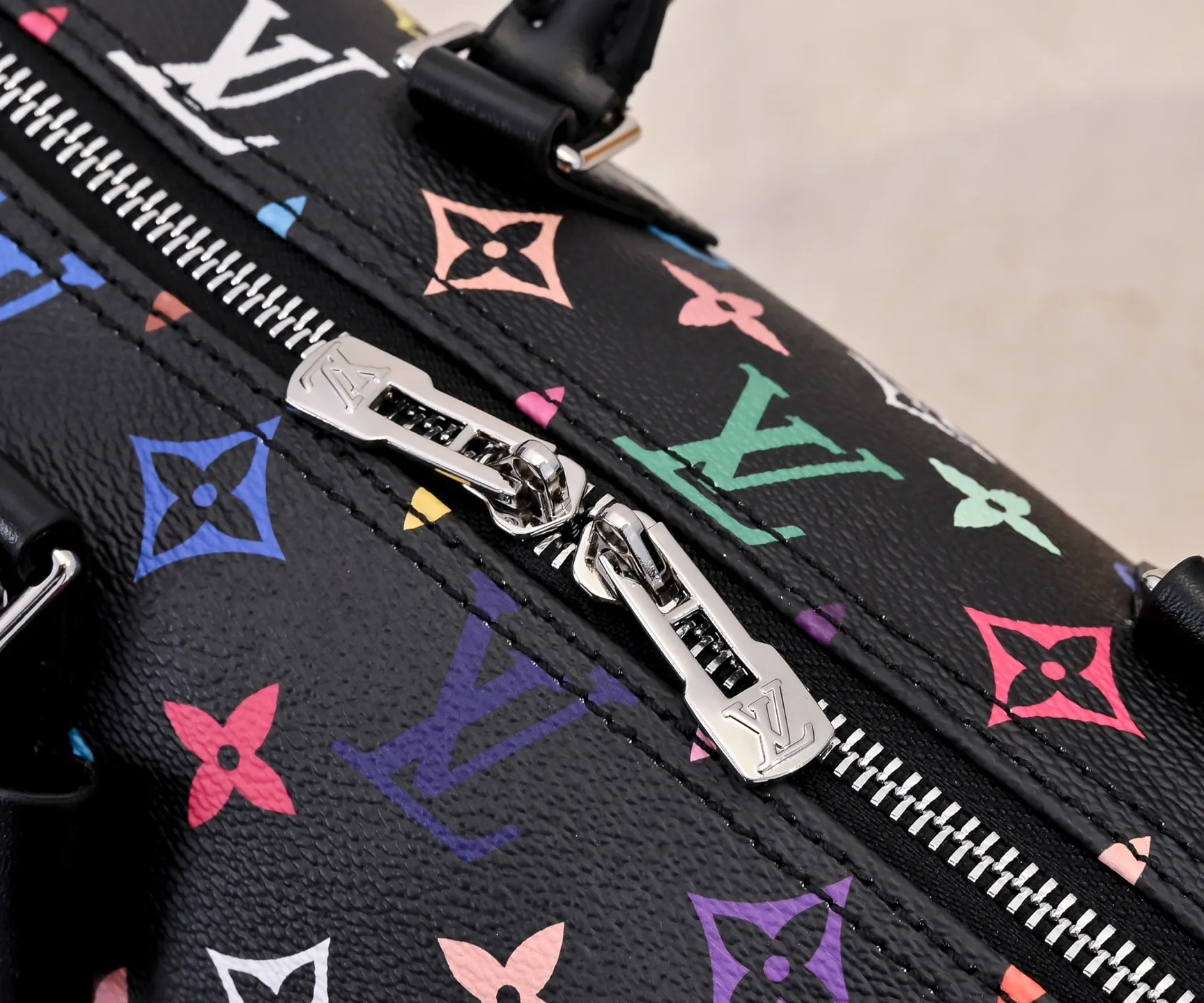 Batch 💰320 Guangzhou Product No.: M13085 40390 This Speedy Bandoulière 25 handbag uses the classic Monogram pattern to render the bright colors of Japanese artist Takashi Murakami. Together with the bow-shaped key bag, it highlights the smart style of the Louis Vuitton x Murakami collaboration series. The Toron handle and detachable and adjustable shoulder strap are fashioned from cow leather, and the dazzling padlock and corners reference the brand's luggage elements. 25 cm