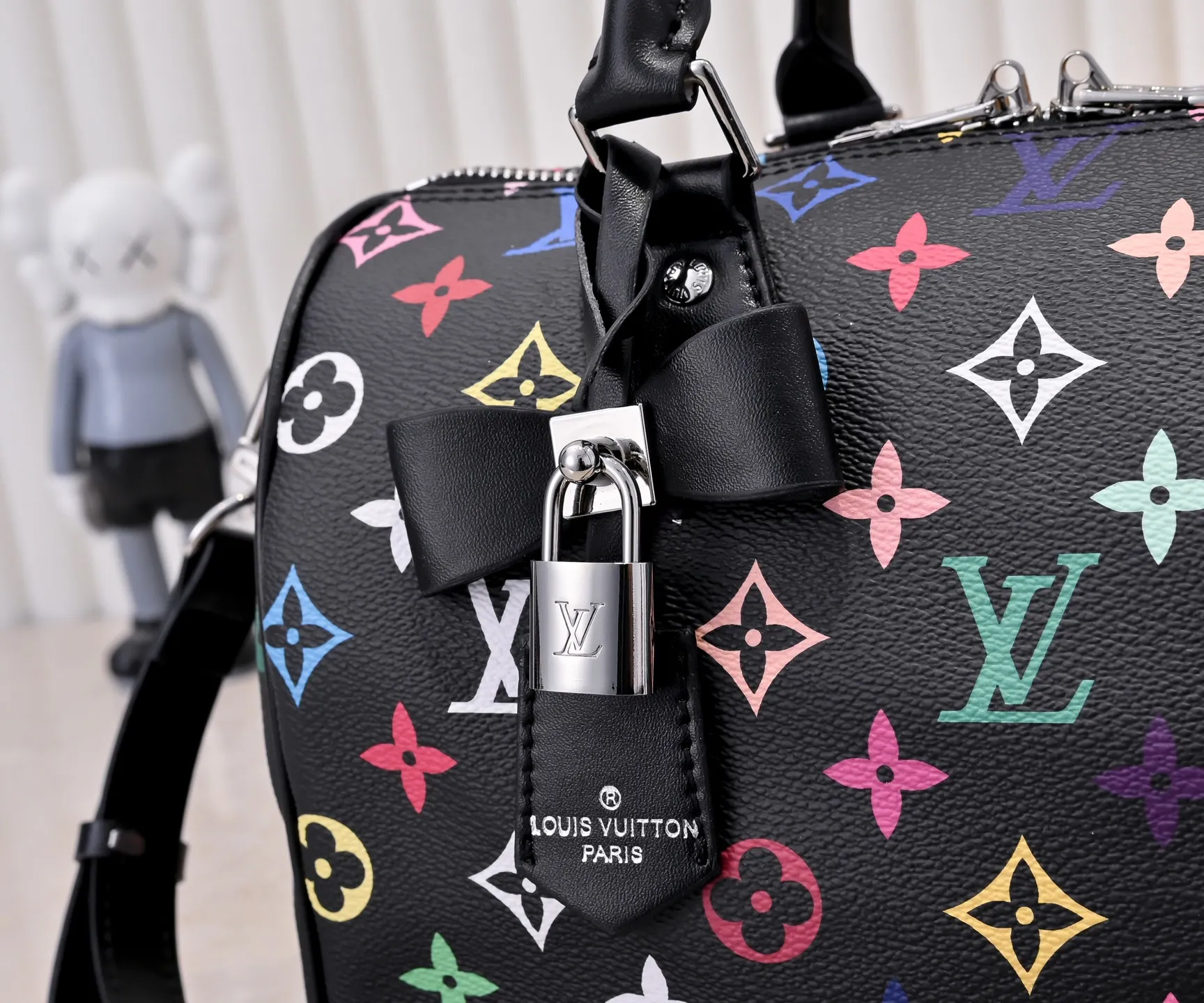 Batch 💰320 Guangzhou Product No.: M13085 40390 This Speedy Bandoulière 25 handbag uses the classic Monogram pattern to render the bright colors of Japanese artist Takashi Murakami. Together with the bow-shaped key bag, it highlights the smart style of the Louis Vuitton x Murakami collaboration series. The Toron handle and detachable and adjustable shoulder strap are fashioned from cow leather, and the dazzling padlock and corners reference the brand's luggage elements. 25 cm